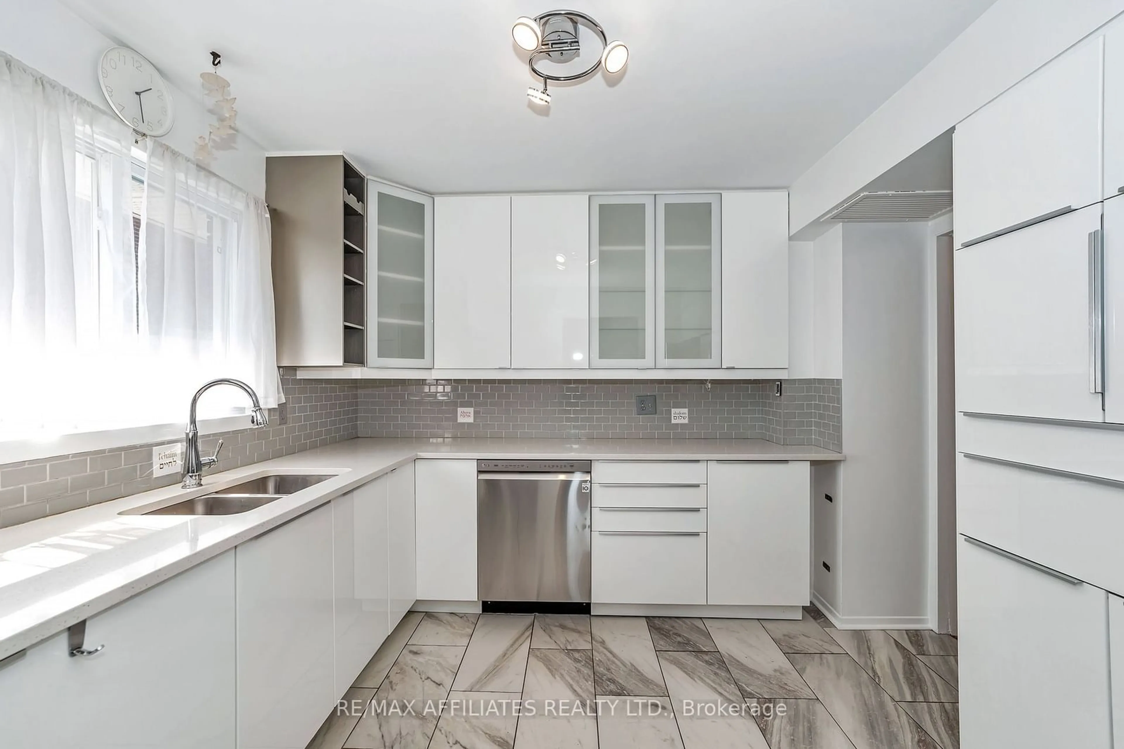 Standard kitchen, ceramic/tile floor for 1821 Walkley Rd #18, Alta Vista and Area Ontario K1H 6X9