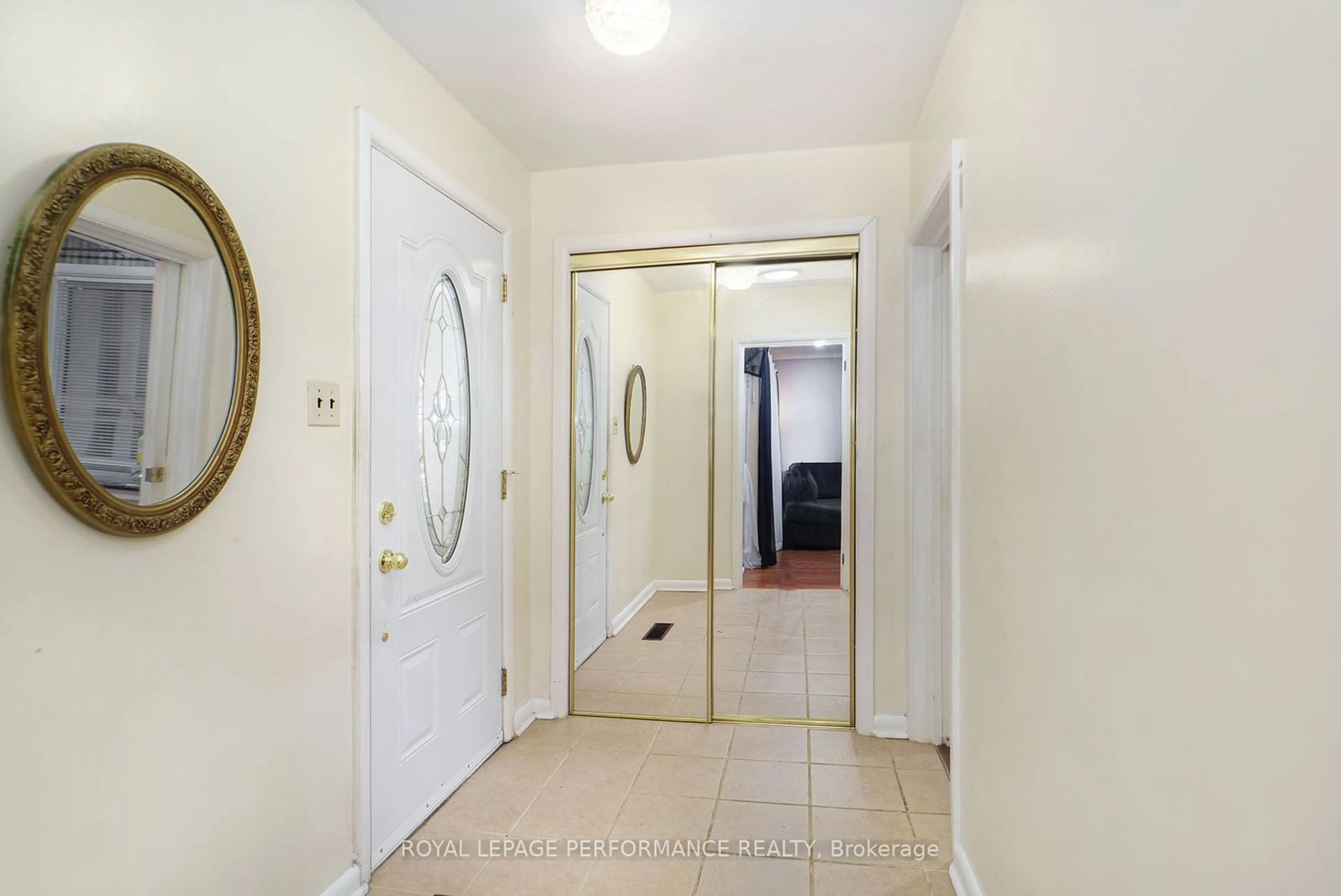 Indoor entryway for 502 Coronation Ave, Alta Vista and Area Ontario K1G 0M3