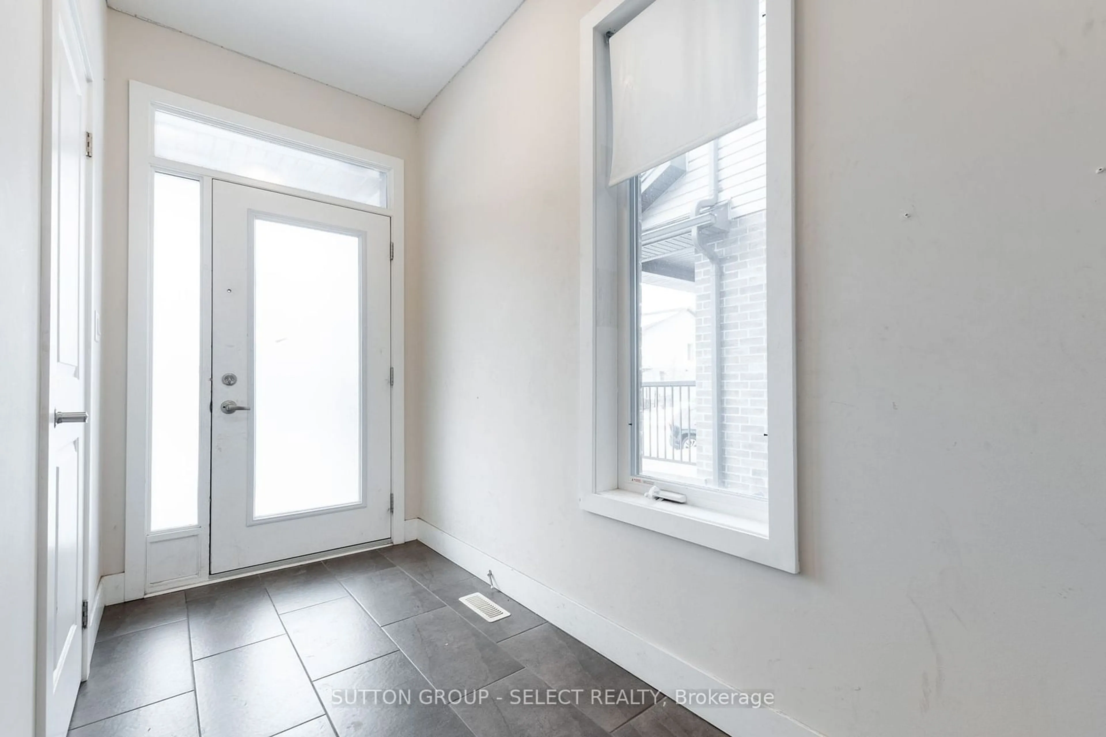 Indoor entryway for 1960 Dalmagarry Rd #161, London Ontario N6G 0T8