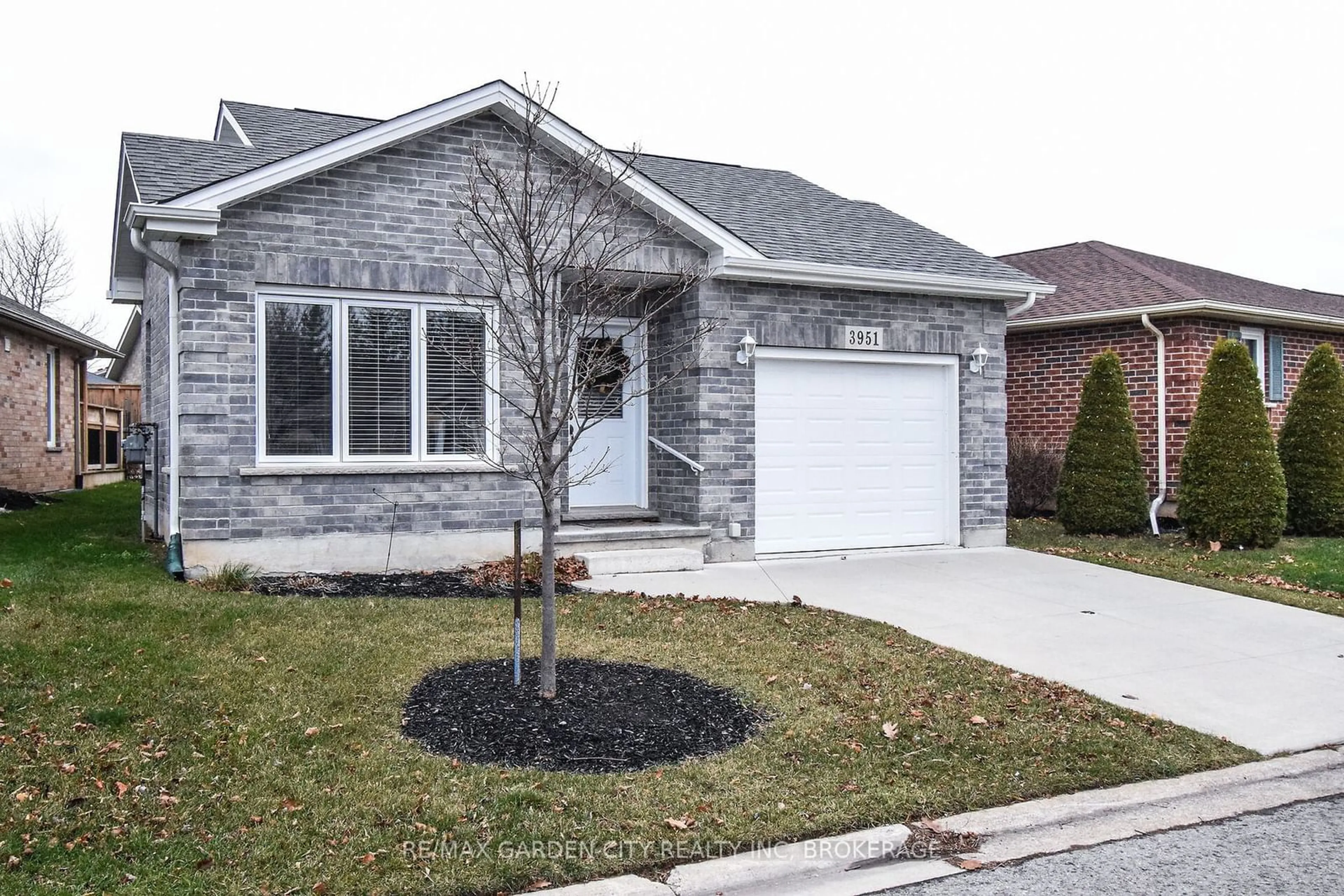 Home with brick exterior material, street for 3951 Durban Lane, Lincoln Ontario L0R 2C0