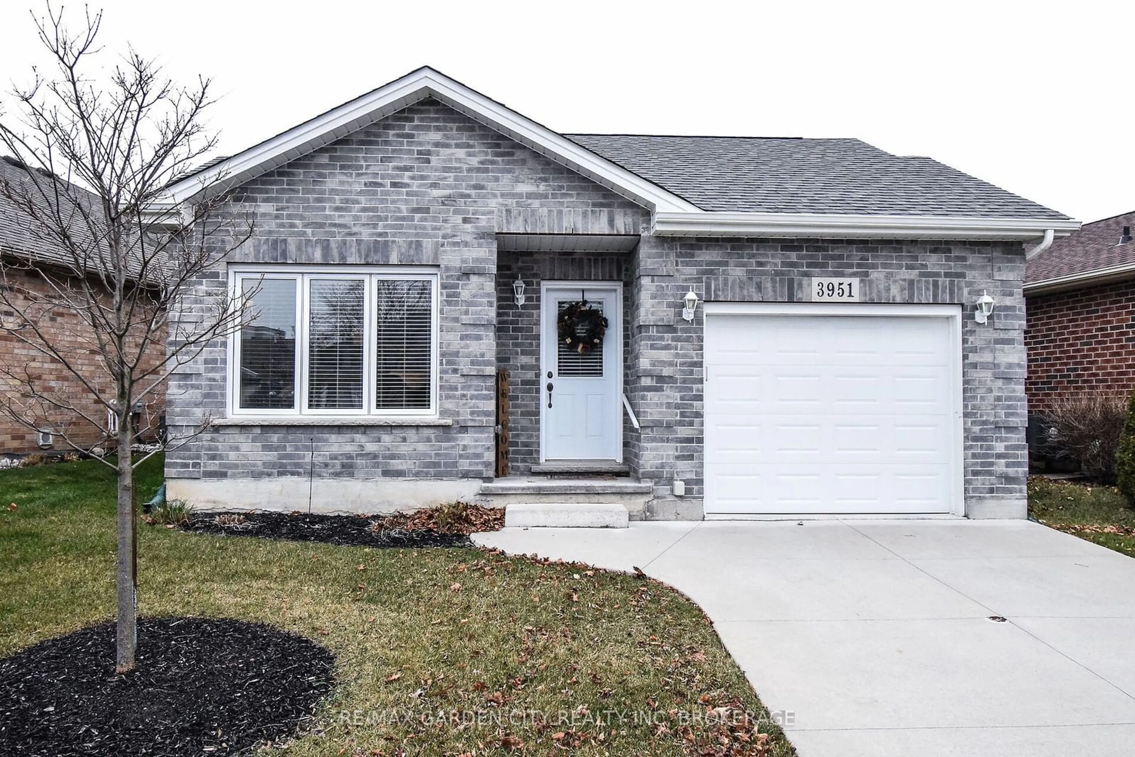 Home with brick exterior material, street for 3951 Durban Lane, Lincoln Ontario L0R 2C0