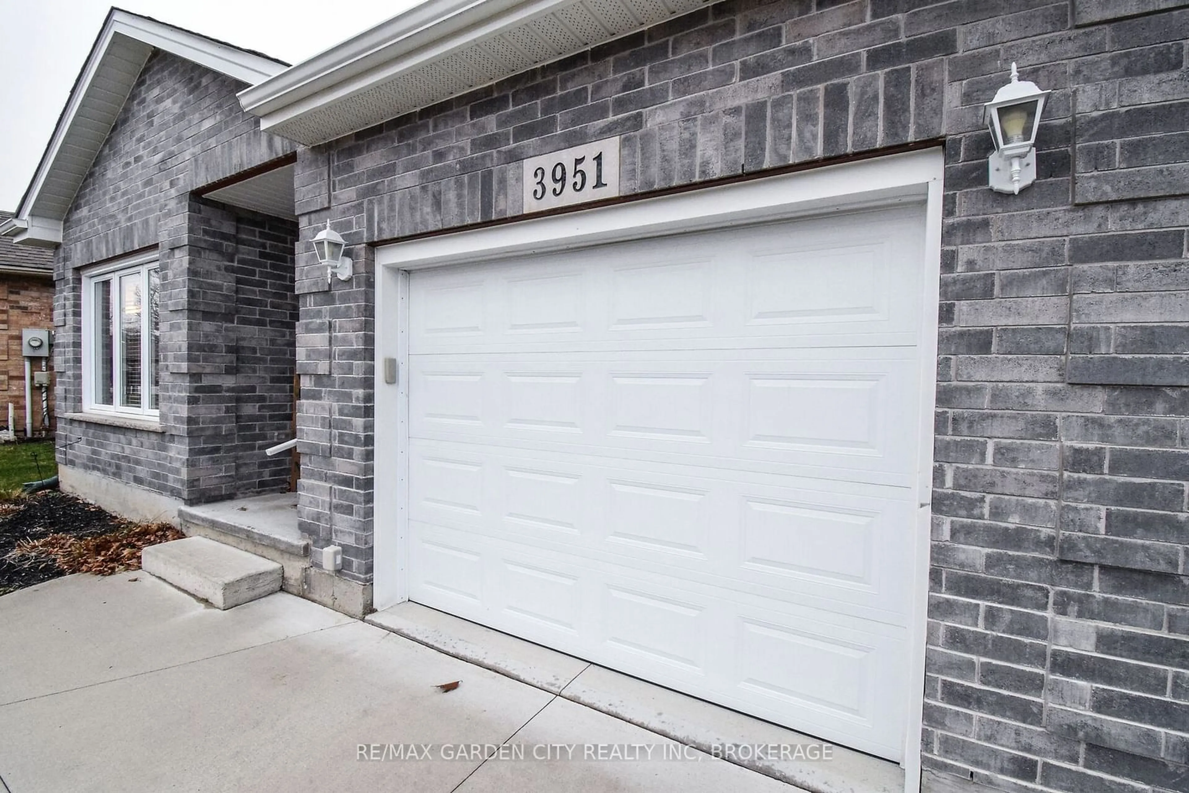 Indoor garage for 3951 Durban Lane, Lincoln Ontario L0R 2C0