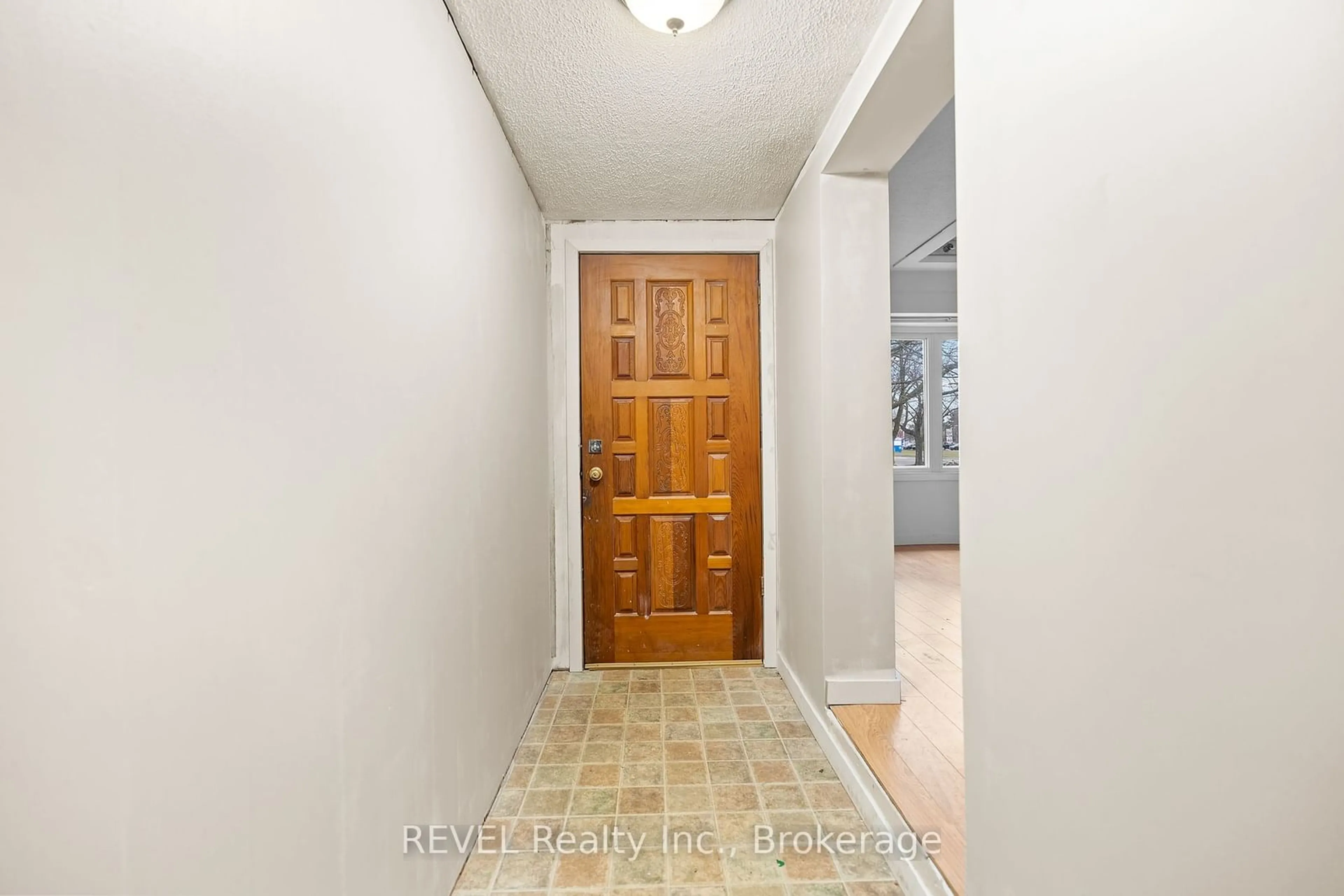 Indoor entryway for 1 Prince Edward Dr, St. Catharines Ontario L2N 3G9