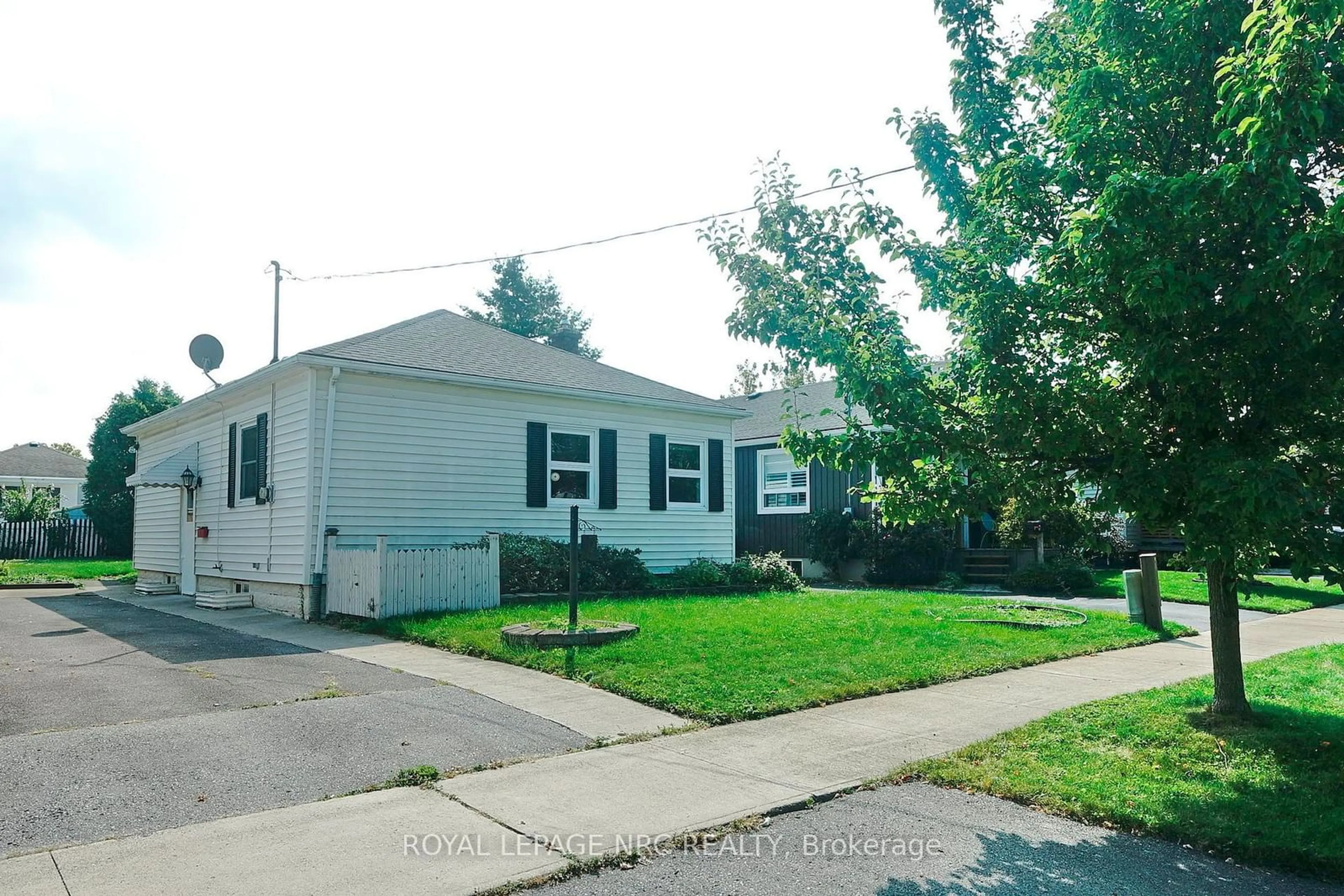 Home with vinyl exterior material, street for 27 BARTON St, St. Catharines Ontario L2S 2W2