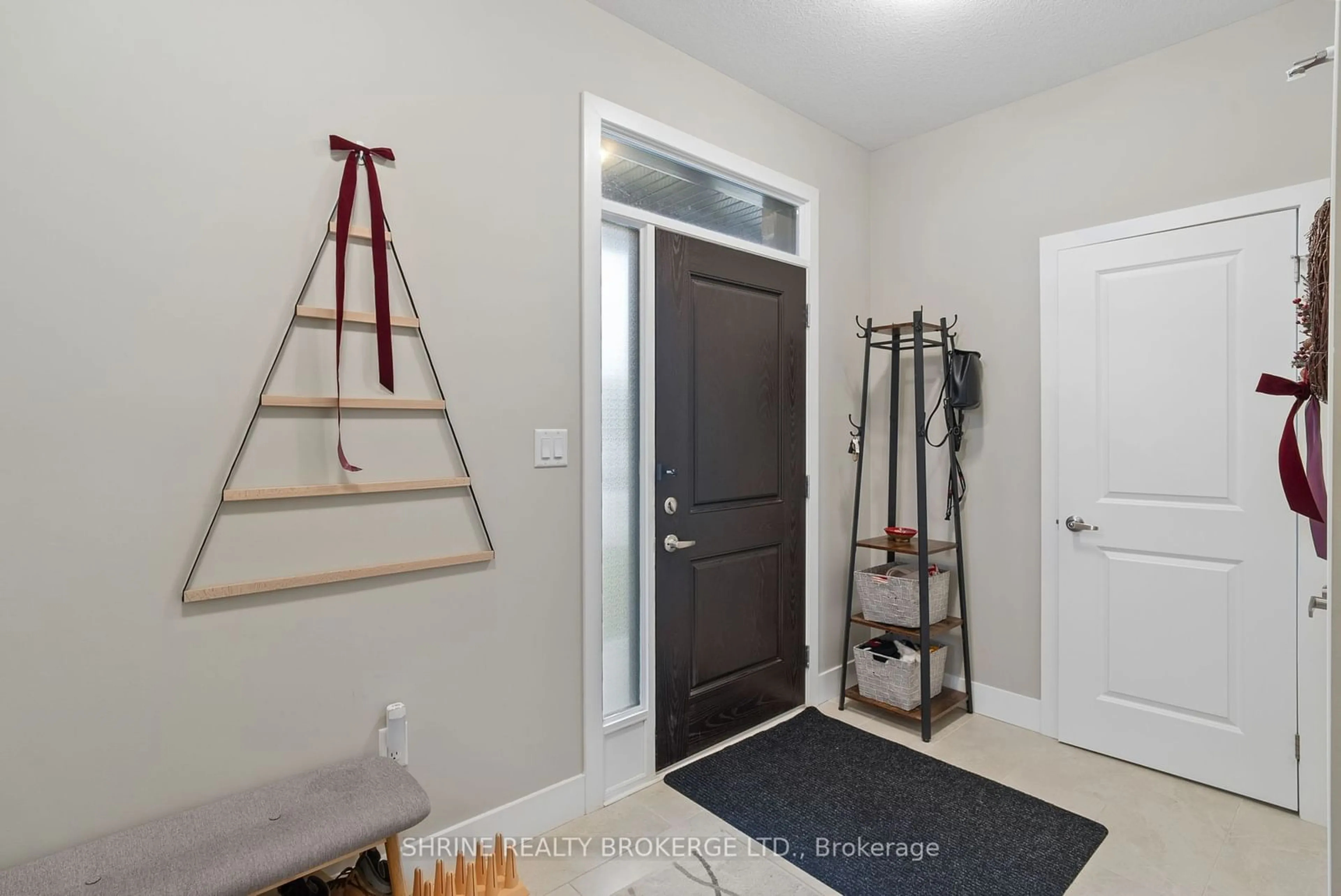 Indoor entryway for 745 Chelton Rd #unit 2, London Ontario N6M 0J1