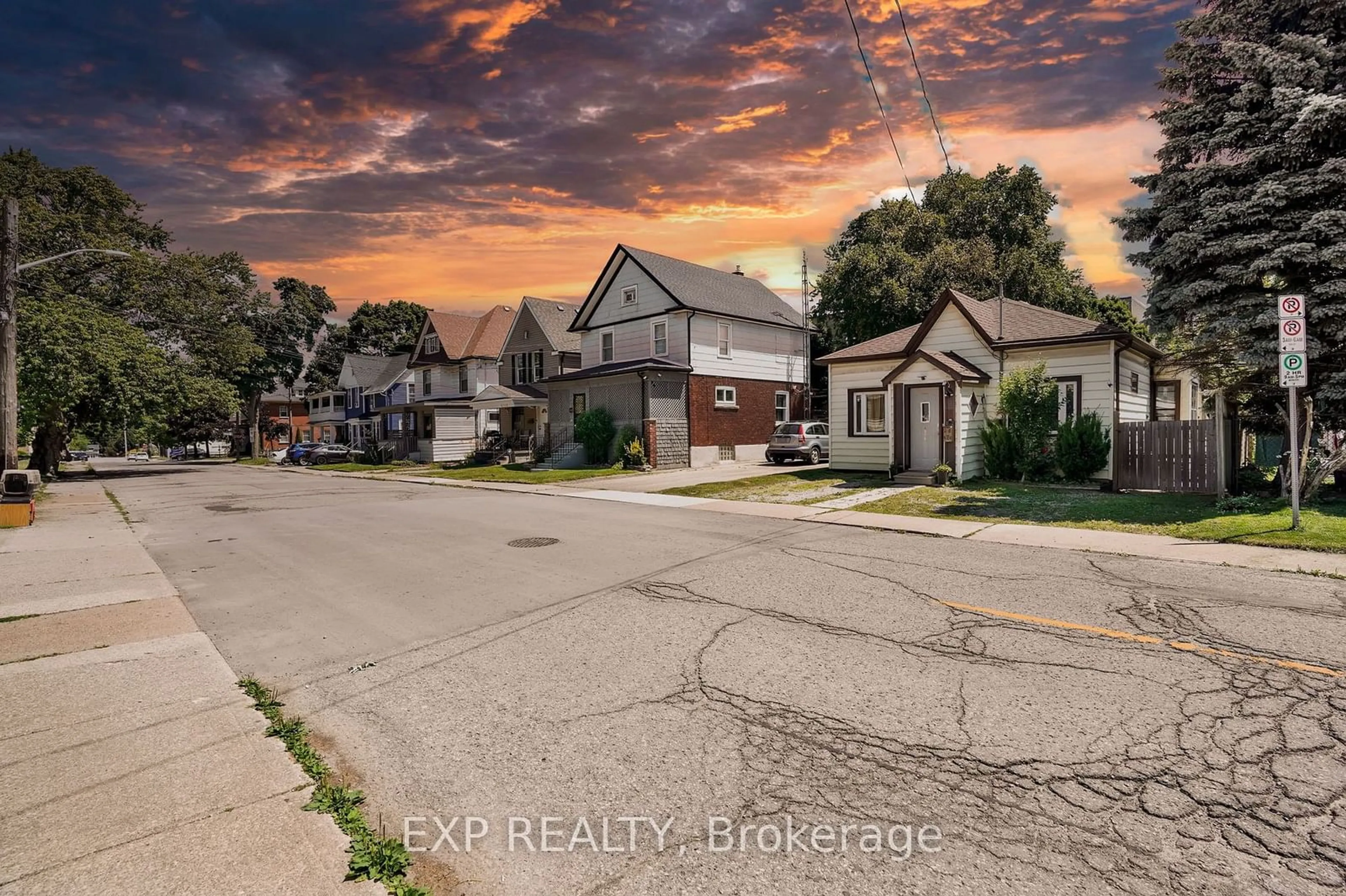 A pic from outside/outdoor area/front of a property/back of a property/a pic from drone, street for 4774 Saint Clair Ave, Niagara Falls Ontario L2E 3T1