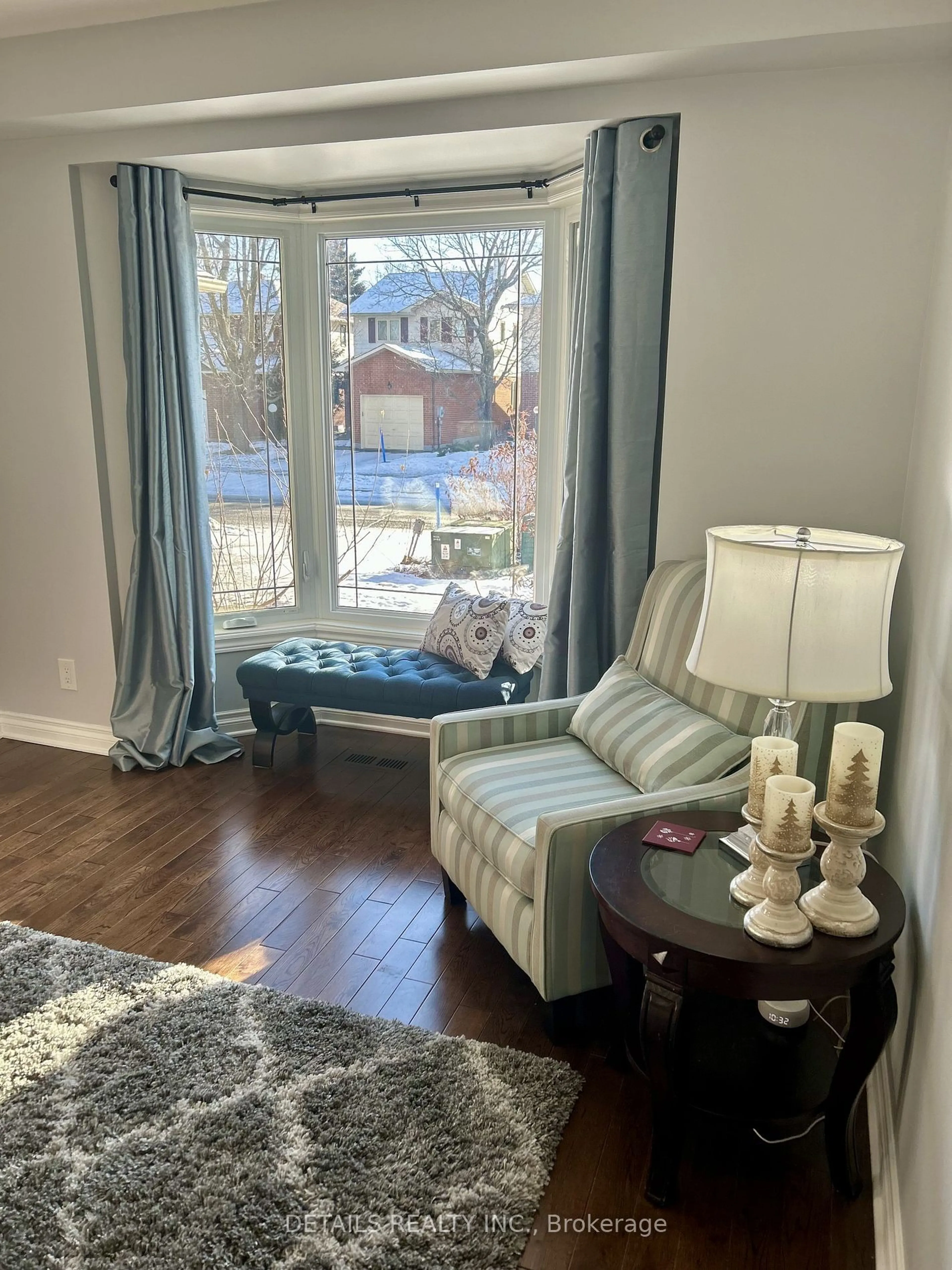 Living room with furniture, wood/laminate floor for 109 Beechfern Dr, Stittsville - Munster - Richmond Ontario K2S 1E3