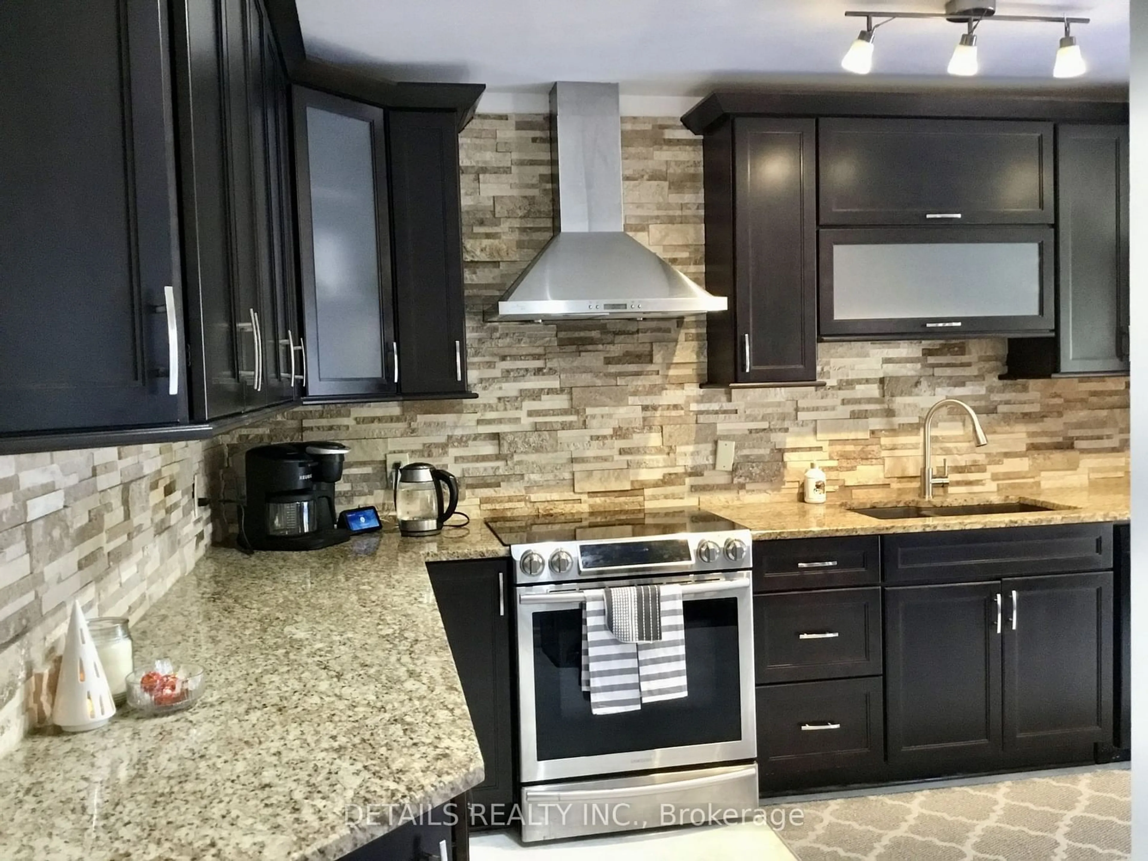 Contemporary kitchen, ceramic/tile floor for 109 Beechfern Dr, Stittsville - Munster - Richmond Ontario K2S 1E3