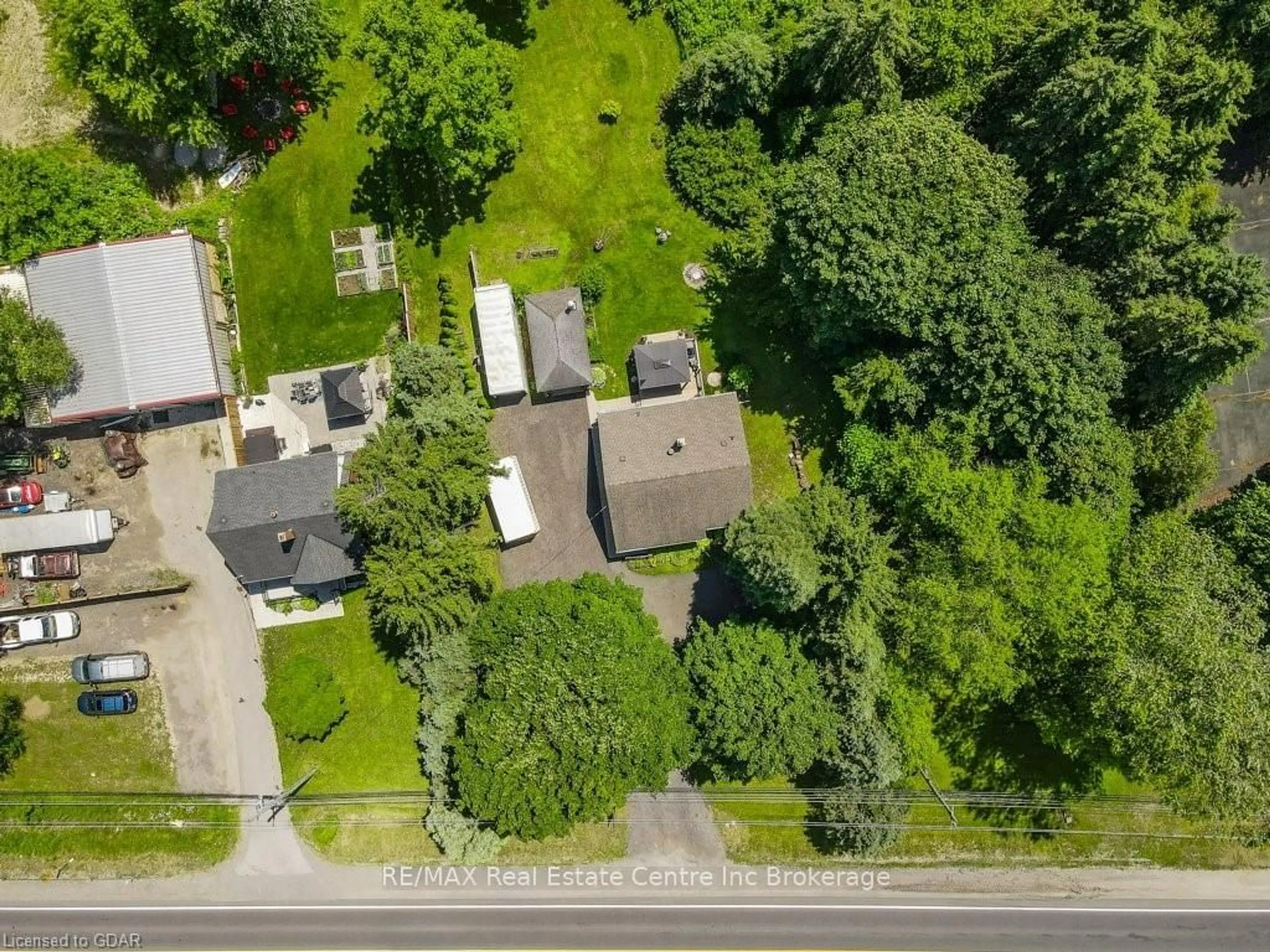 A pic from outside/outdoor area/front of a property/back of a property/a pic from drone, street for 1700 DUNDAS St, Cambridge Ontario N1R 5S2