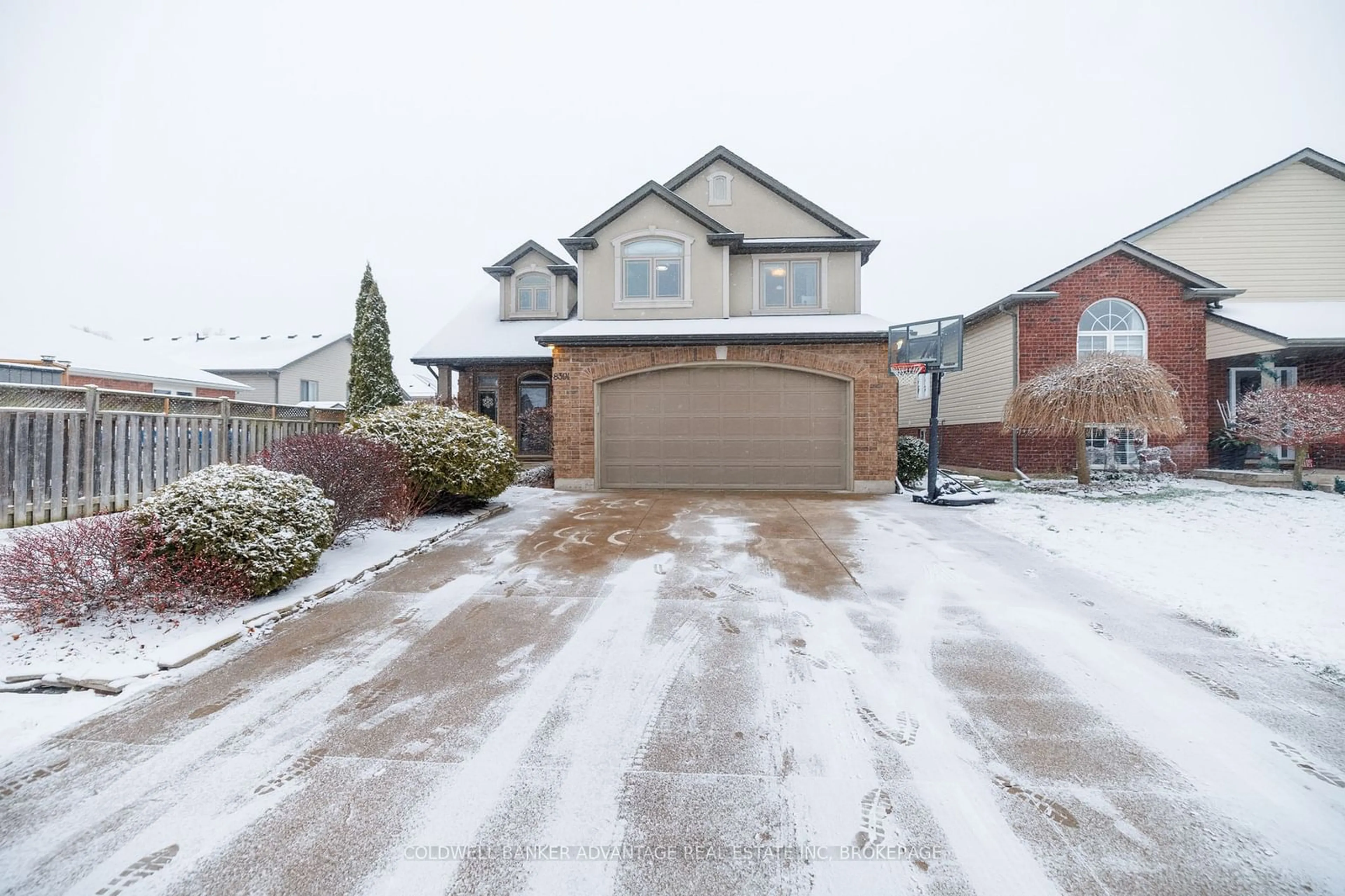 A pic from outside/outdoor area/front of a property/back of a property/a pic from drone, street for 8391 Mullen Crt, Niagara Falls Ontario L2H 3M8