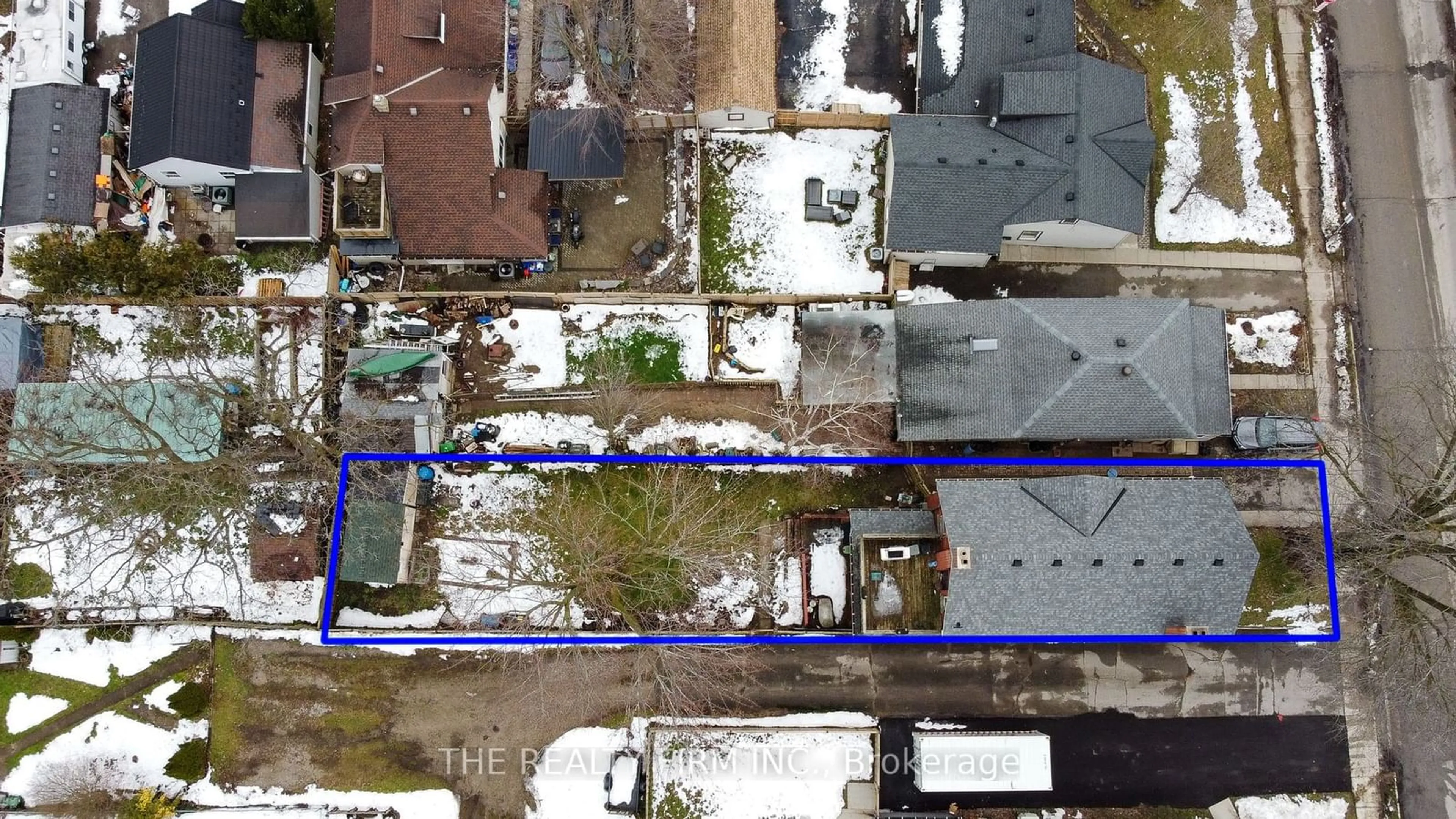 A pic from outside/outdoor area/front of a property/back of a property/a pic from drone, unknown for 666 Lorne Ave, London Ontario N5W 3K5