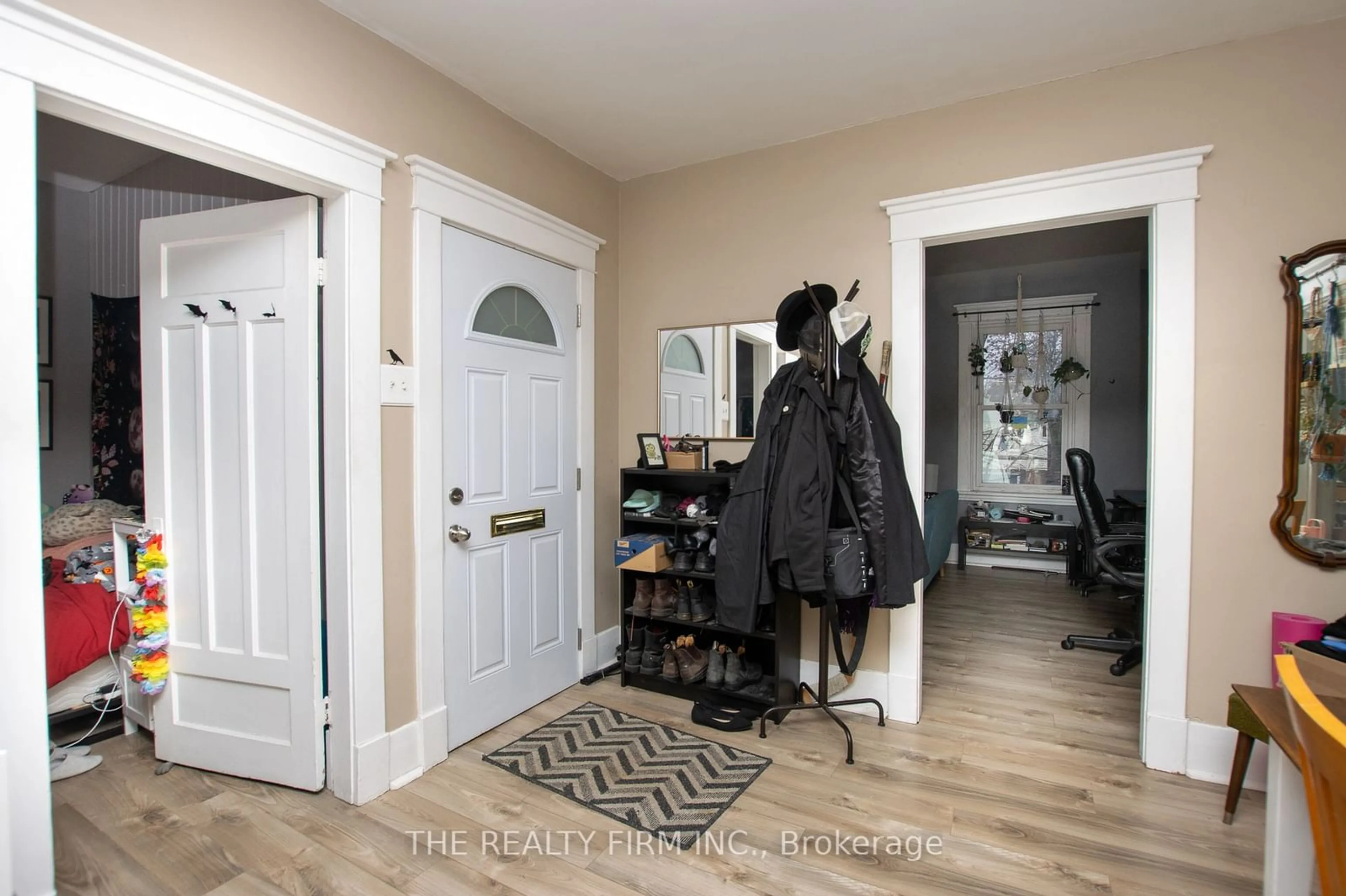 Indoor entryway for 666 Lorne Ave, London Ontario N5W 3K5