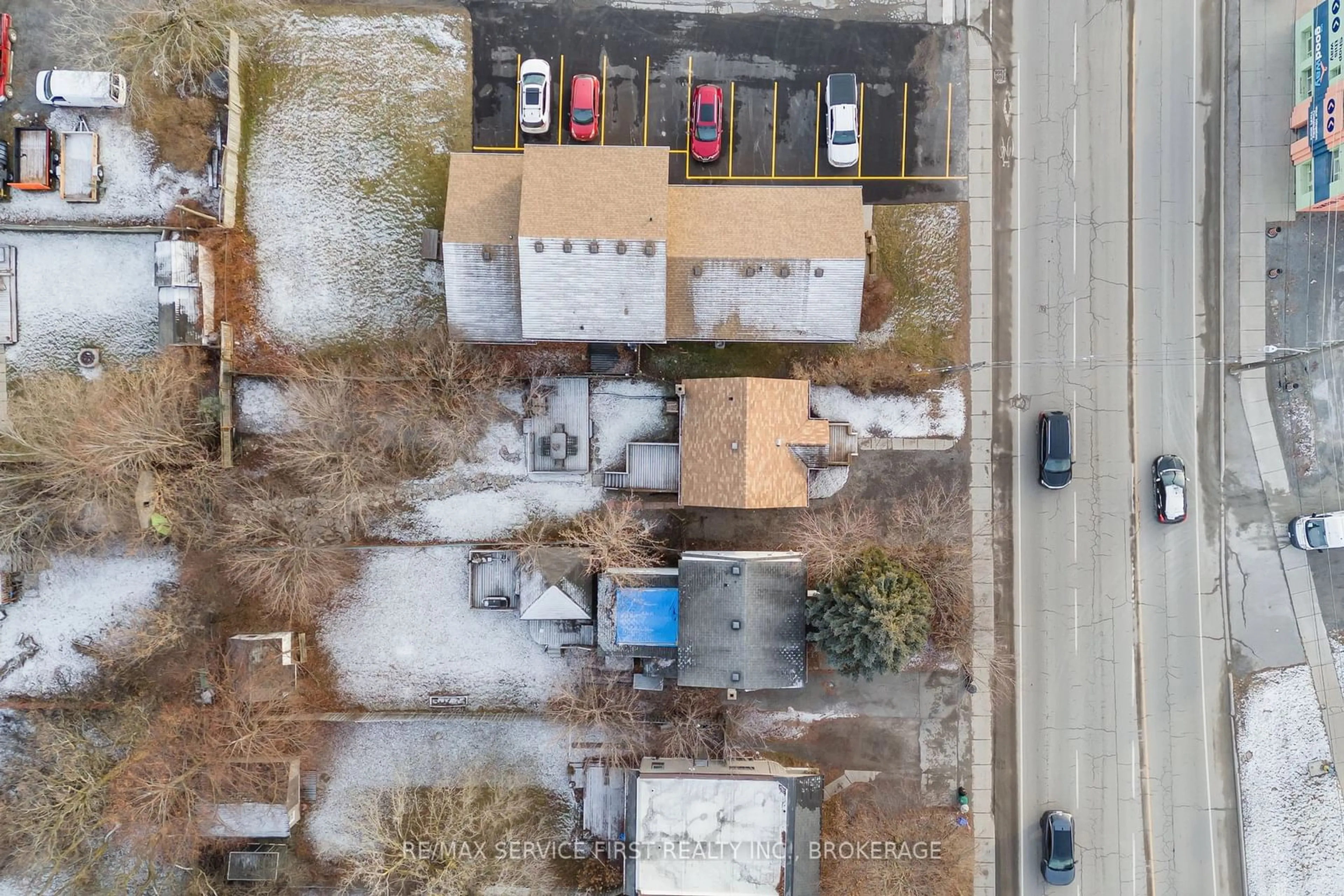 A pic from outside/outdoor area/front of a property/back of a property/a pic from drone, street for 847 Division St, Kingston Ontario K7K 4C4