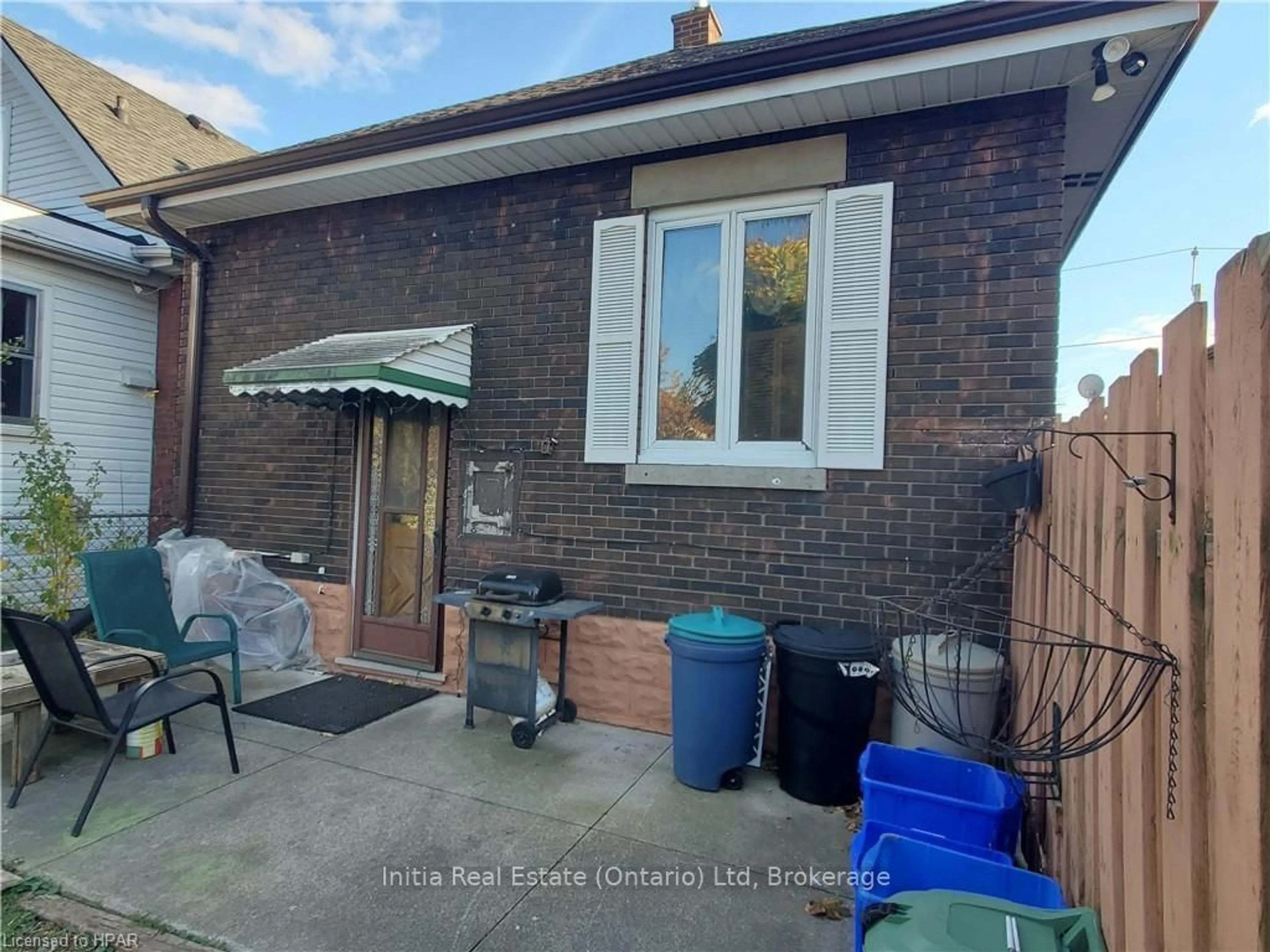 A pic from outside/outdoor area/front of a property/back of a property/a pic from drone, street for 114 VAUXHALL St, London Ontario N5Z 1B6