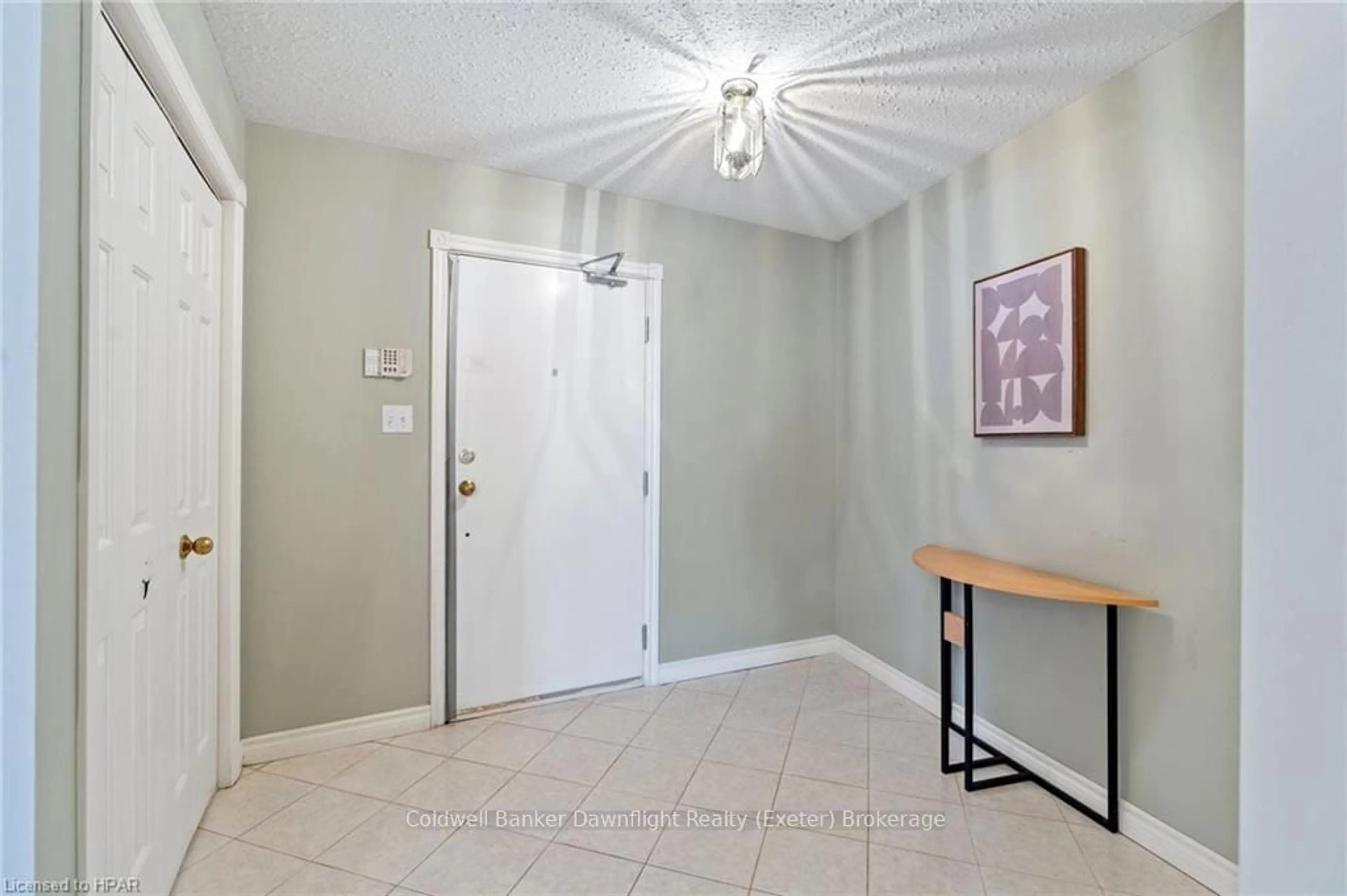 Indoor entryway for 9 PINE St #101, Lambton Shores Ontario N0M 1T0