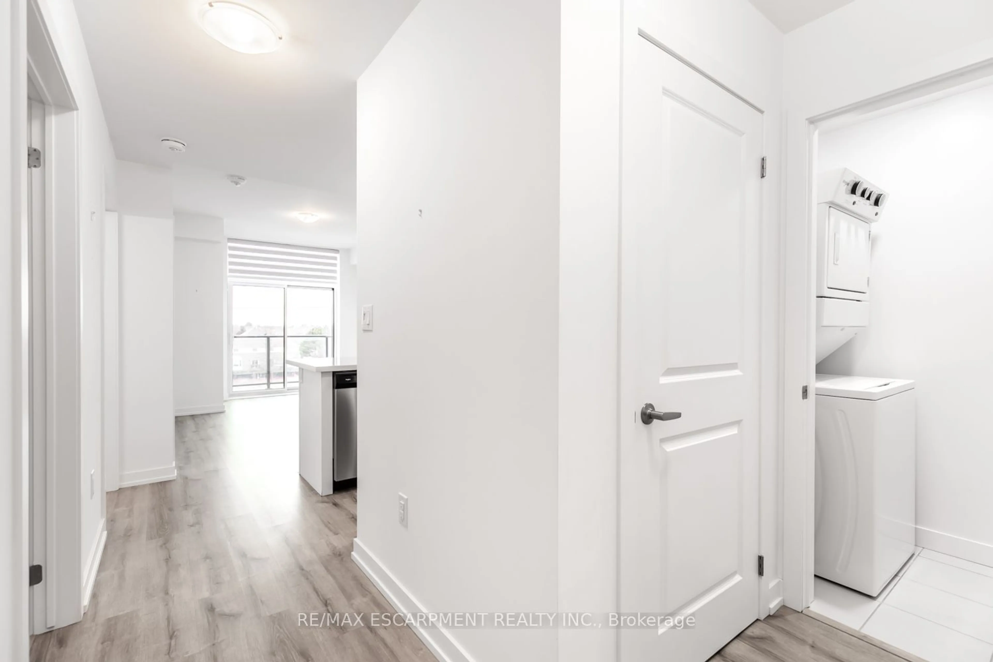 Indoor entryway for 450 Dundas St #407, Hamilton Ontario L8B 1Z2