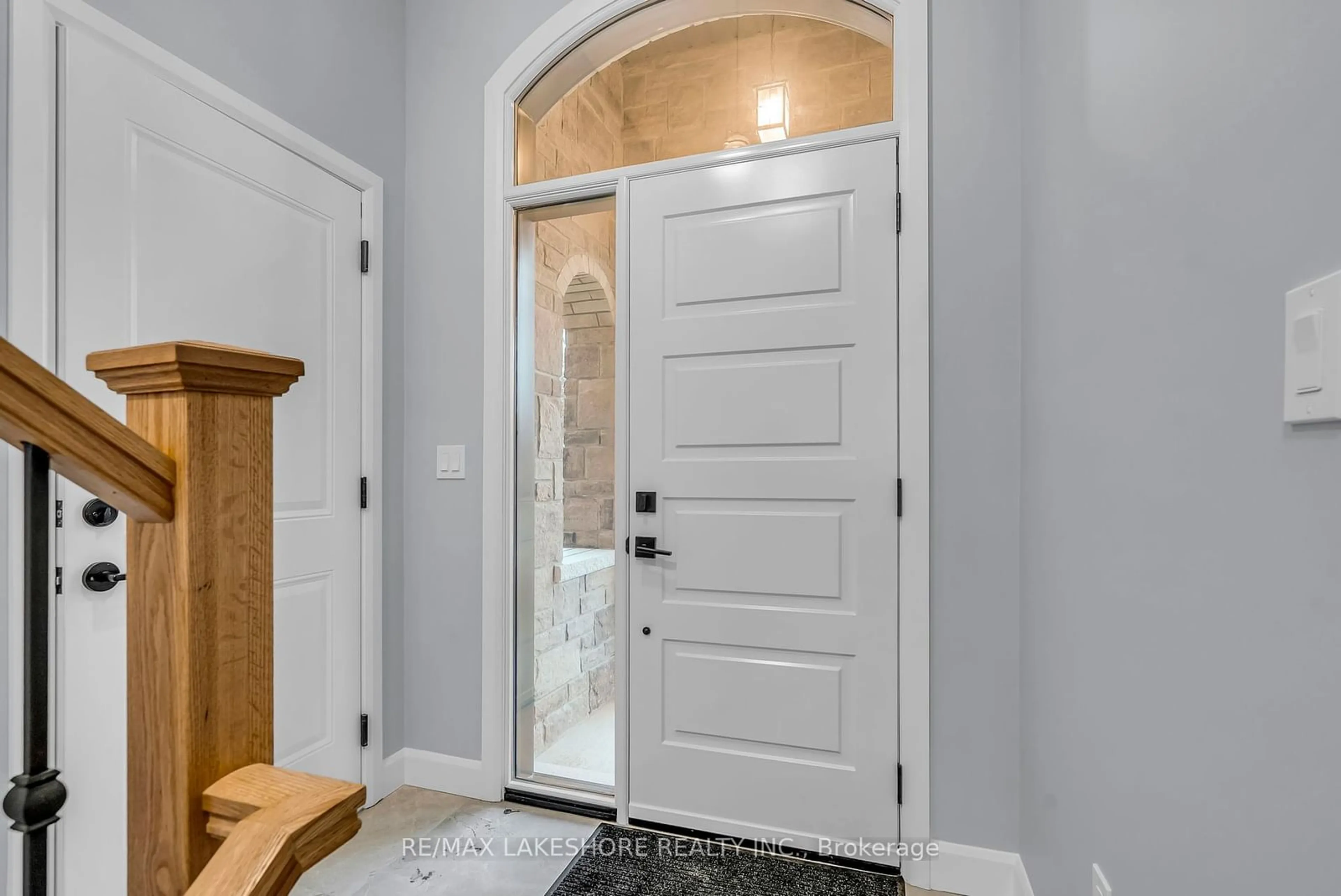 Indoor entryway for 80 CEDAR St, Brighton Ontario K0K 1H0