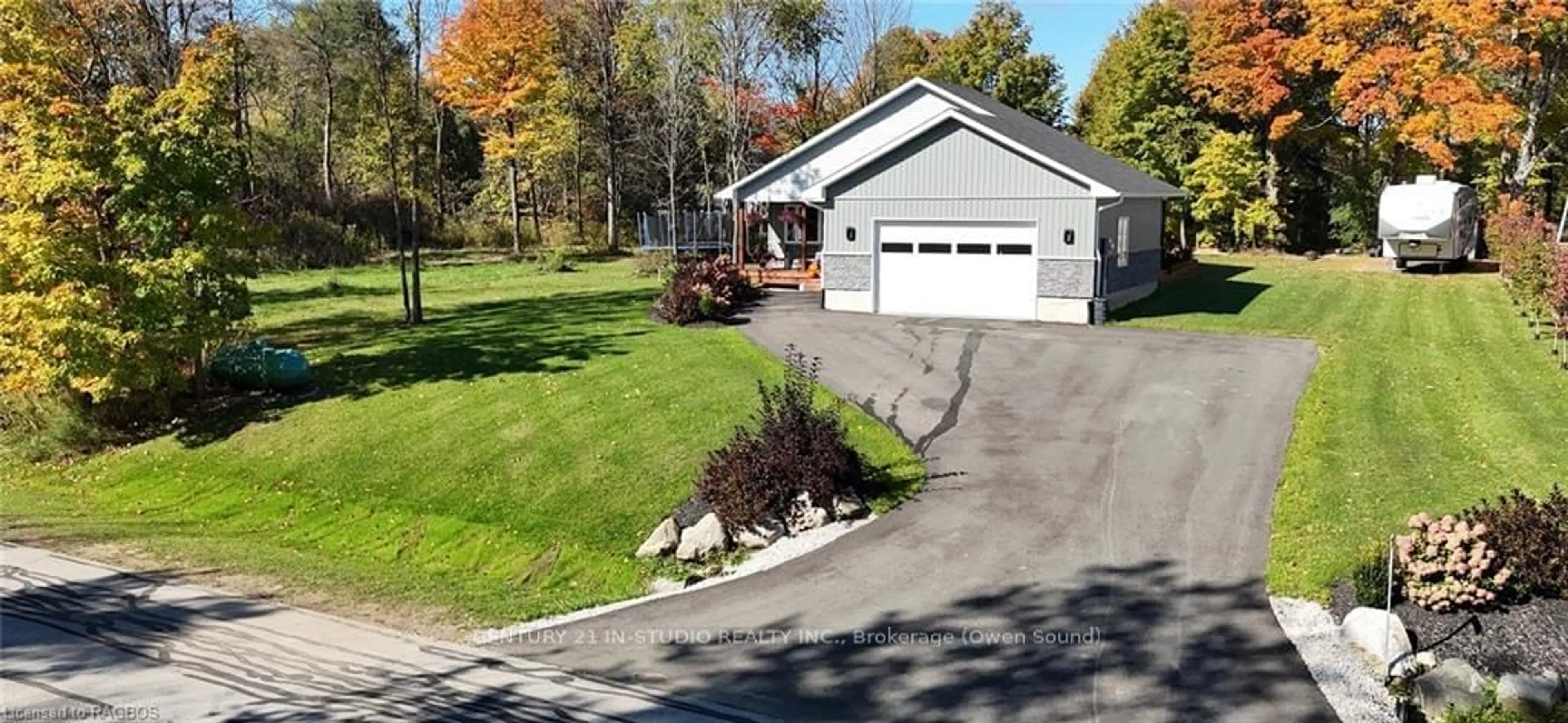 A pic from outside/outdoor area/front of a property/back of a property/a pic from drone, street for 135 CONFEDERATION DRIVE, Chatsworth Ontario N0H 1R0