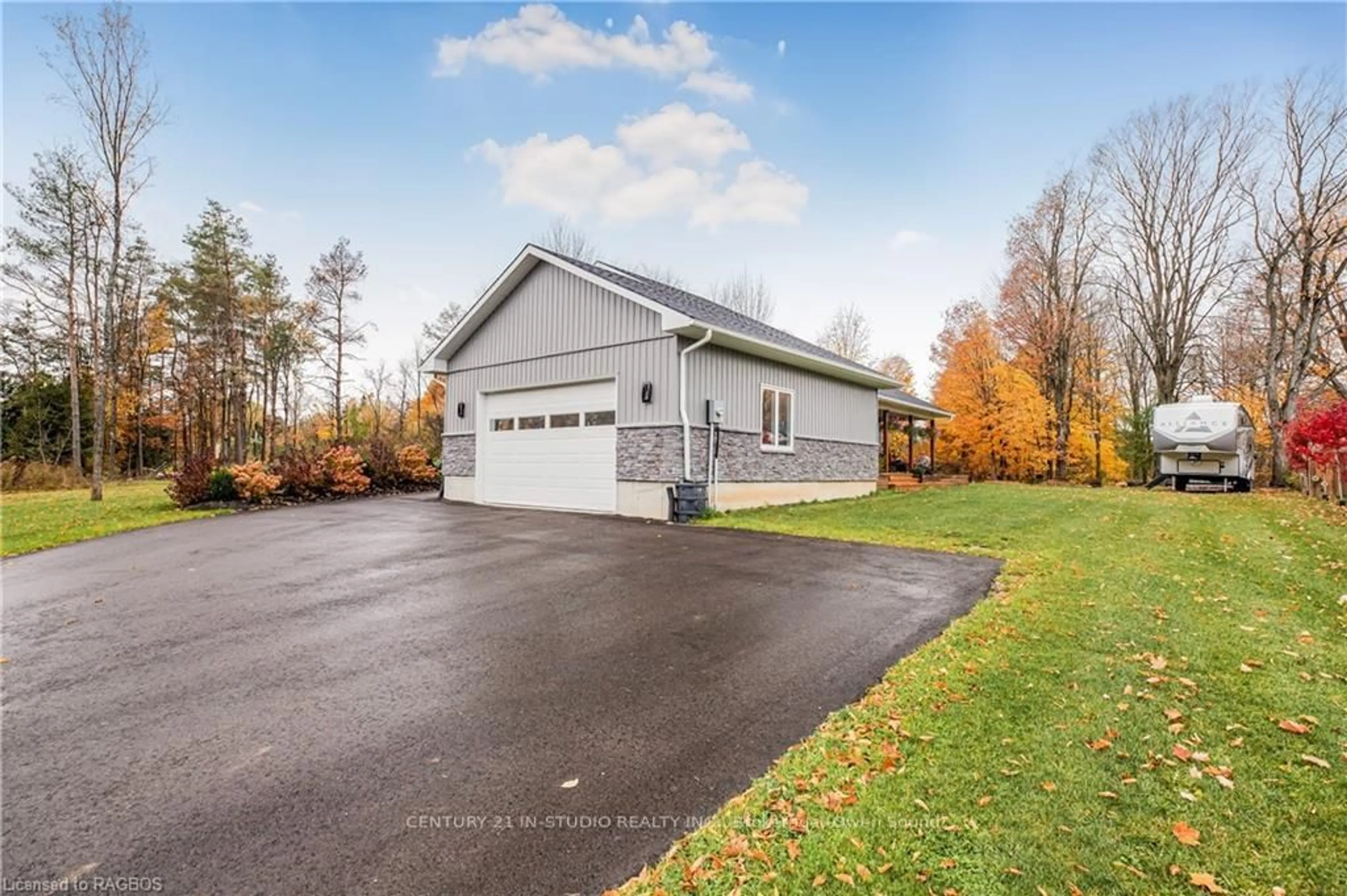 Indoor garage for 135 CONFEDERATION DRIVE, Chatsworth Ontario N0H 1R0