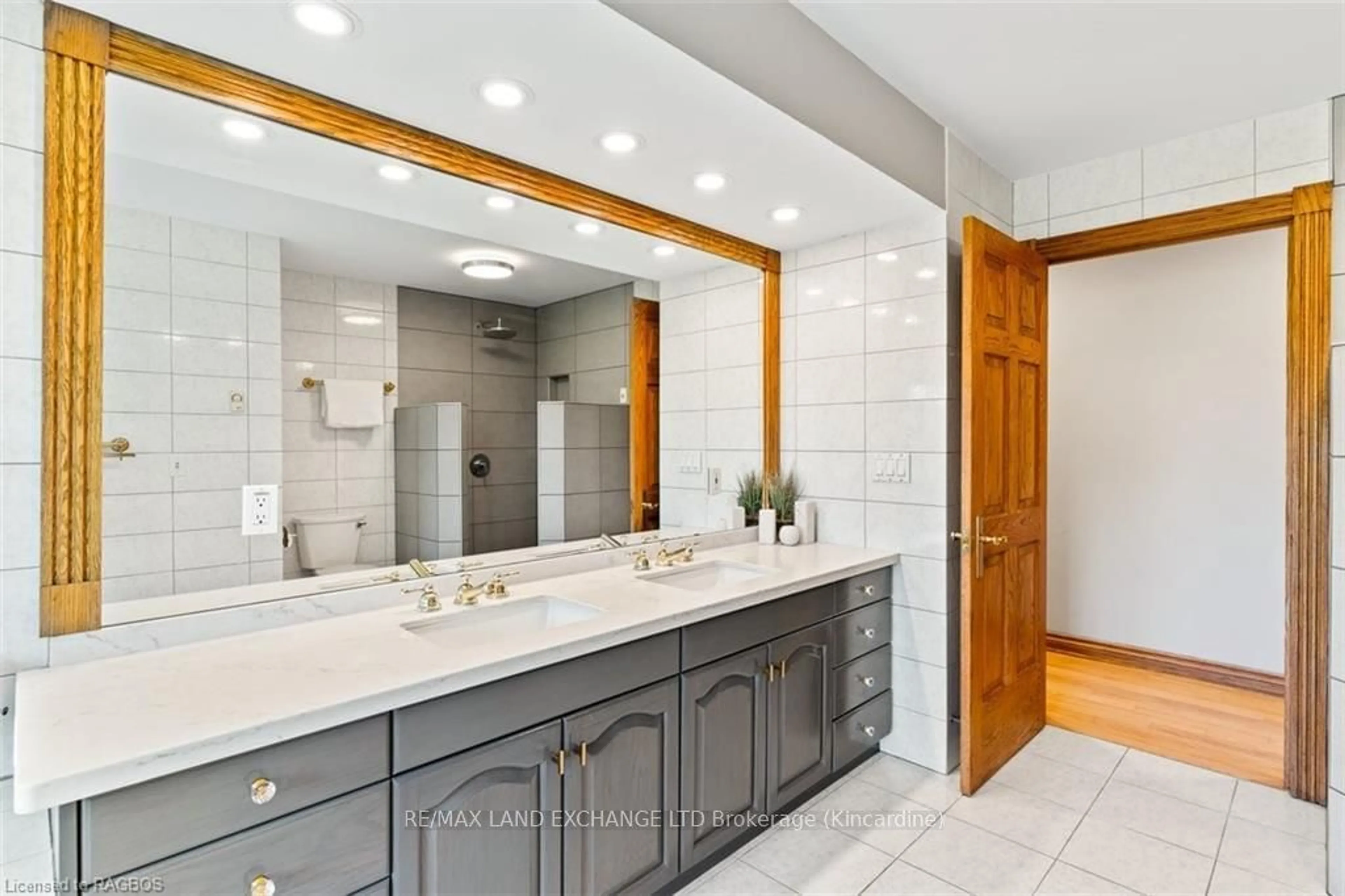 Contemporary bathroom, ceramic/tile floor for 248 BRUCE ROAD 23, Kincardine Ontario N2Z 2X6