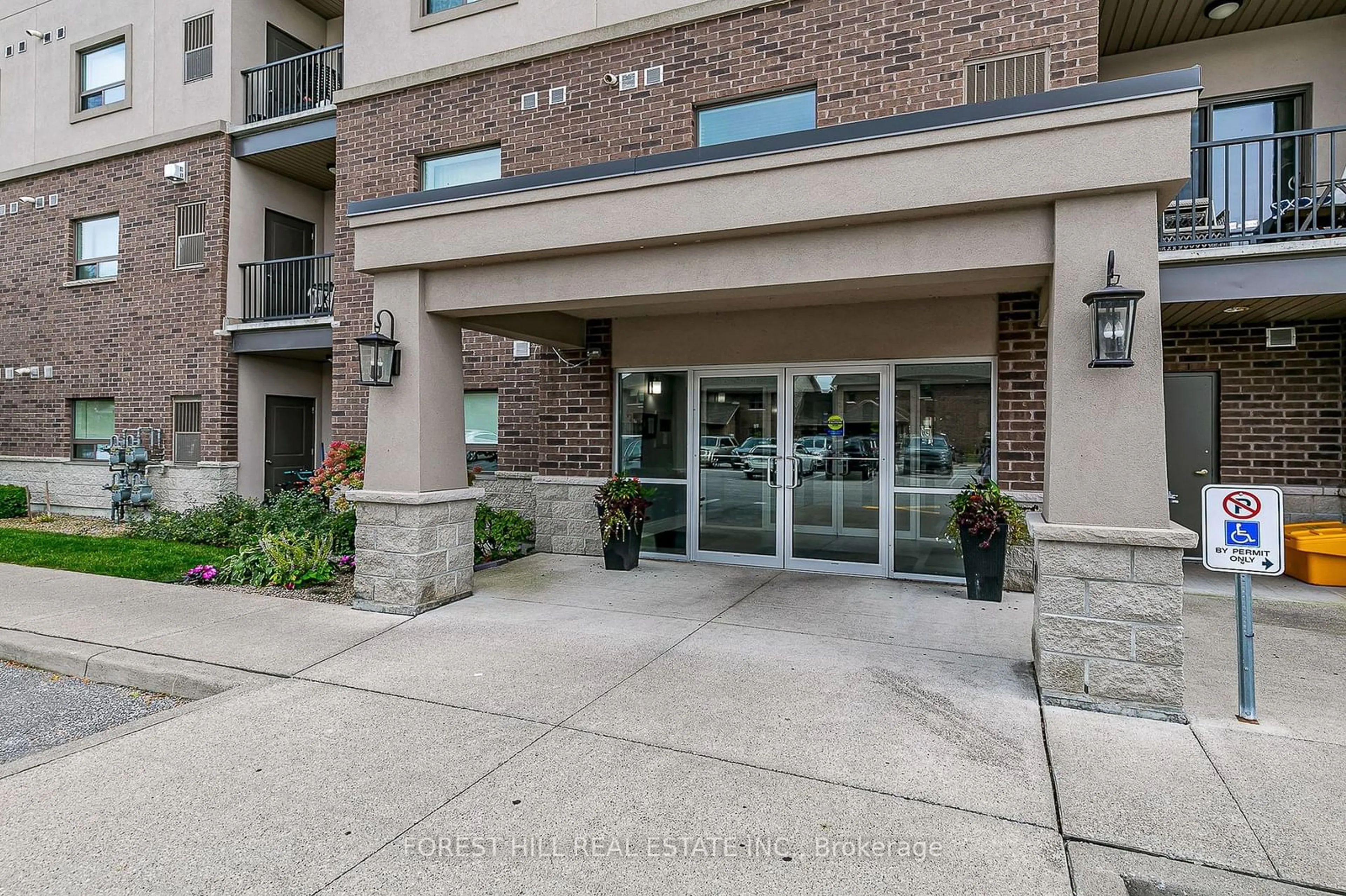 Indoor foyer for 8475 Wyandotte St #307, Windsor Ontario N8S 0A4