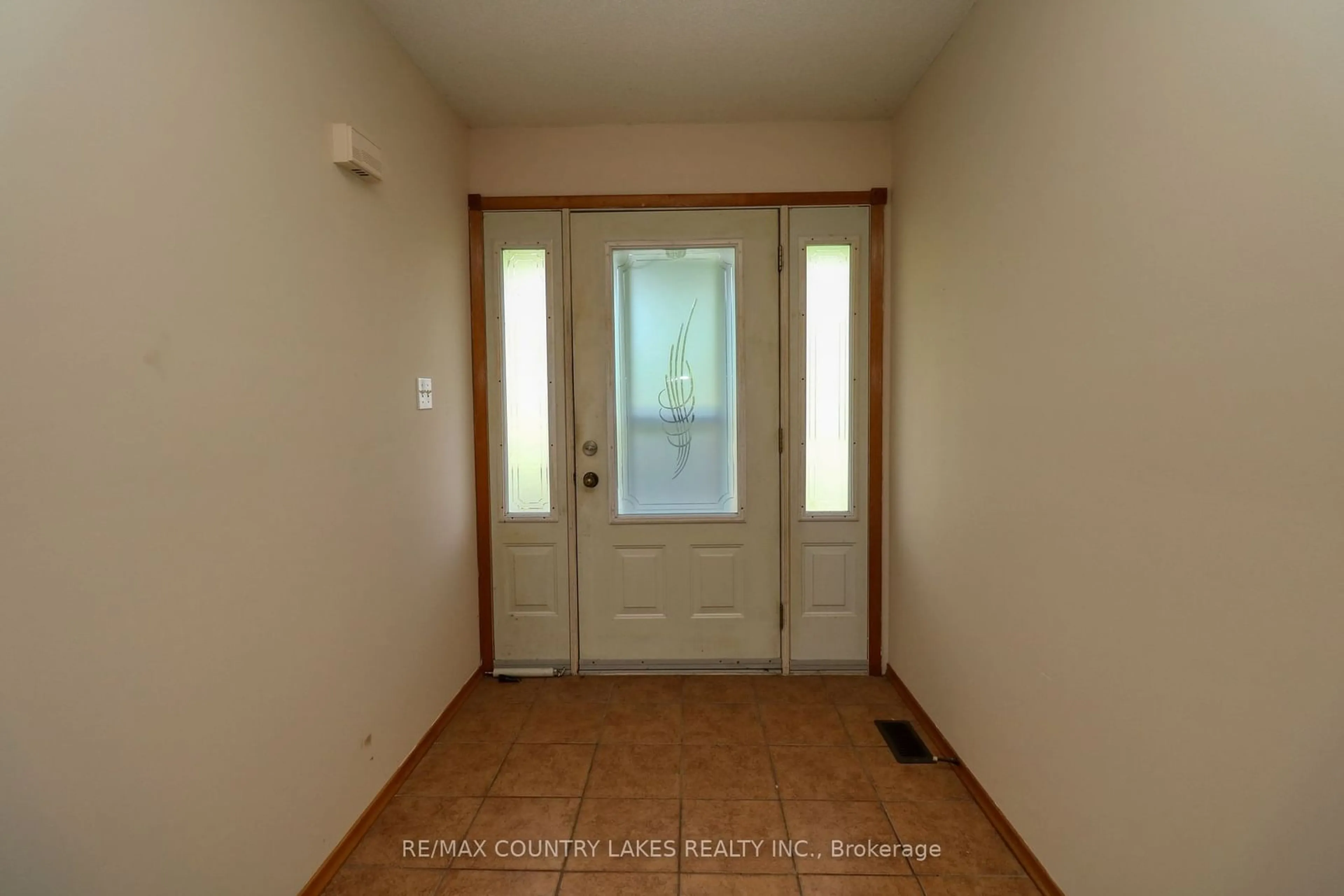 Indoor entryway for 586 Rohallion Rd, Kawartha Lakes Ontario L0K 1B0