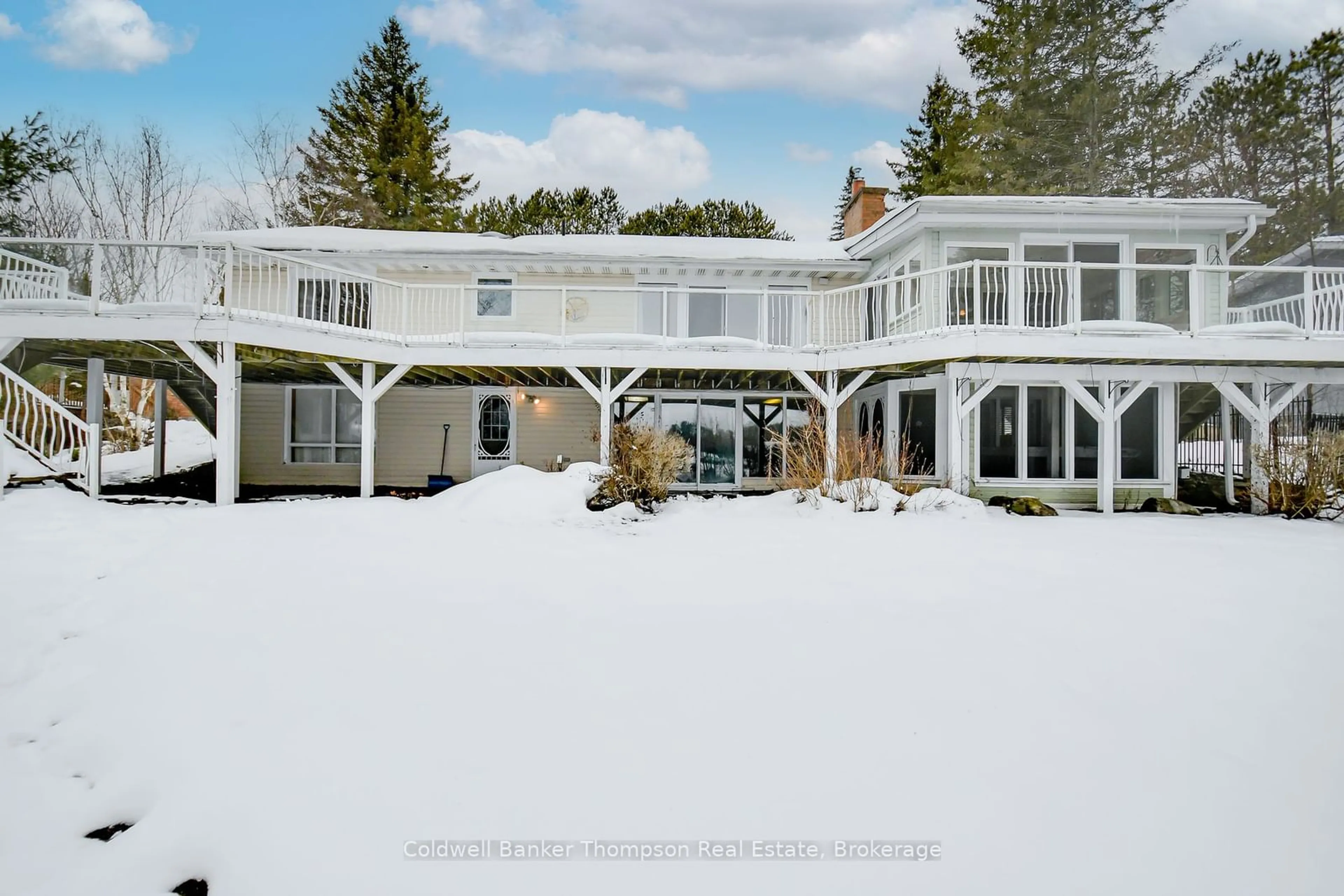 A pic from outside/outdoor area/front of a property/back of a property/a pic from drone, unknown for 285 Echo Bay Rd, Huntsville Ontario P1H 1R4