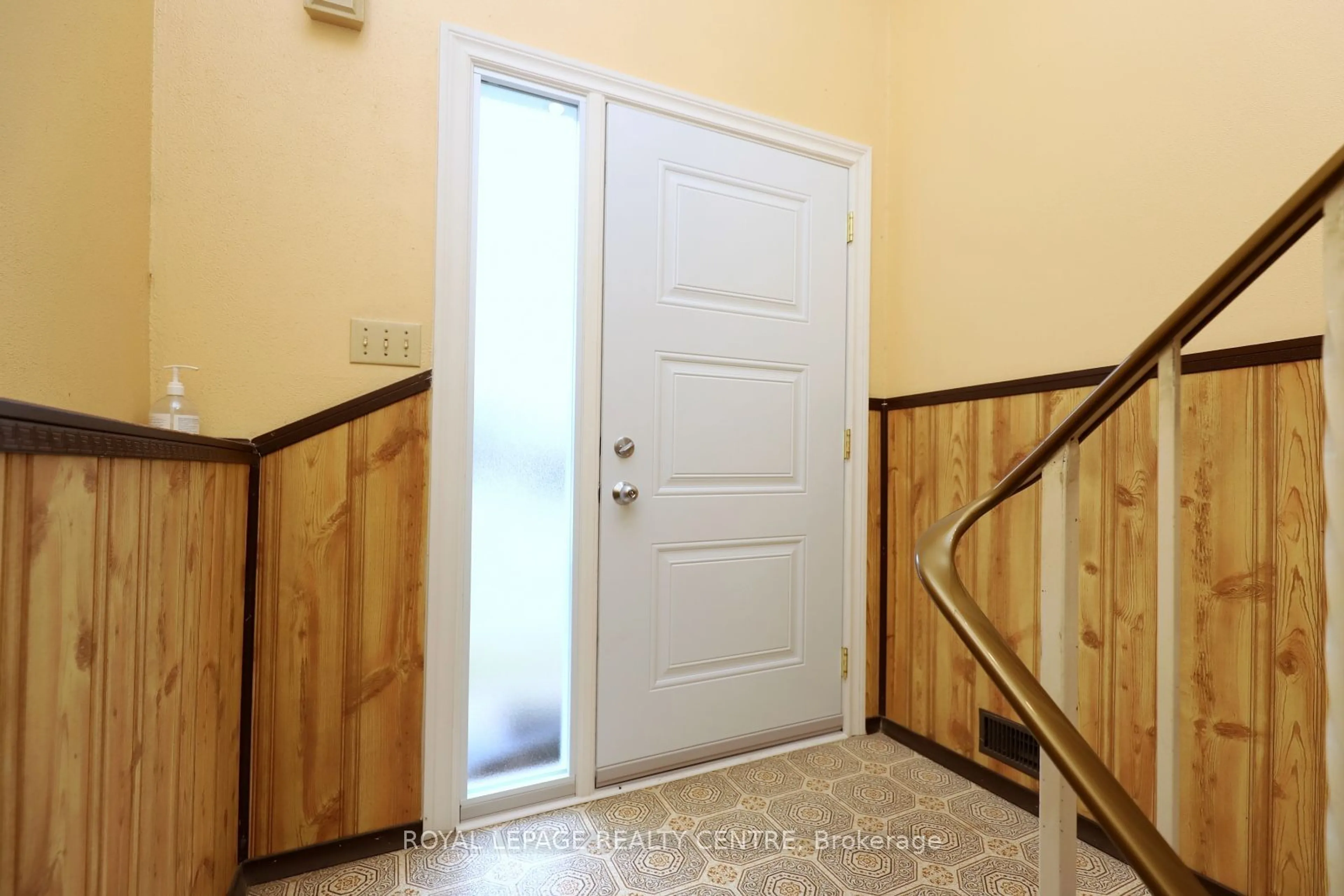 Indoor entryway for 79B Churchill St, Waterloo Ontario N2L 2X1