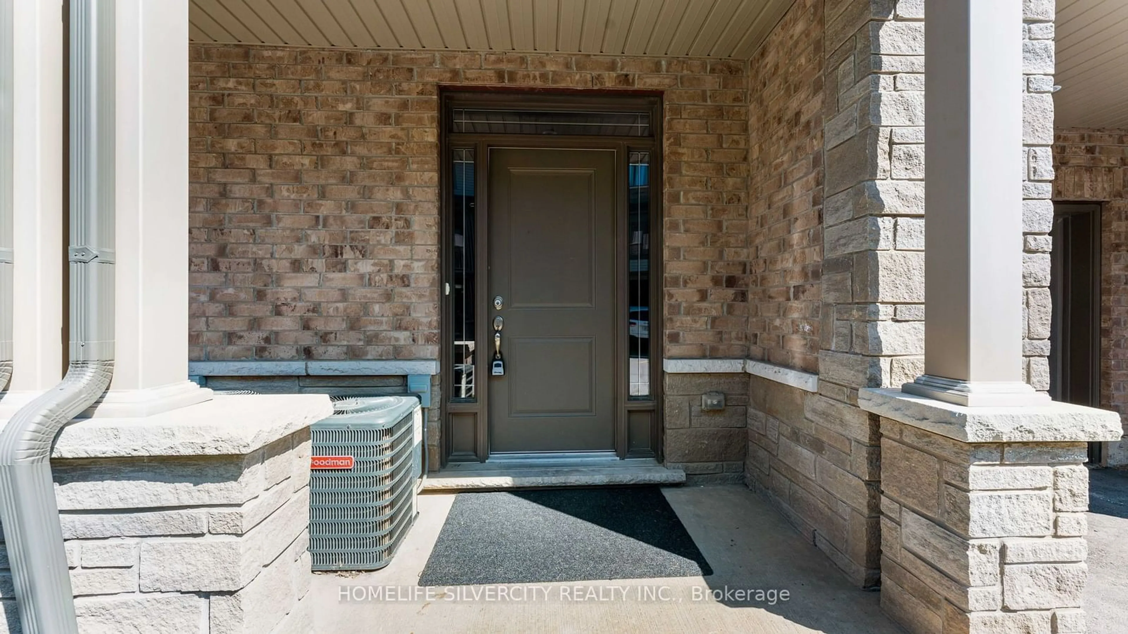 Indoor foyer for 77 Diana Ave ##113, Brantford Ontario N3T 0R6