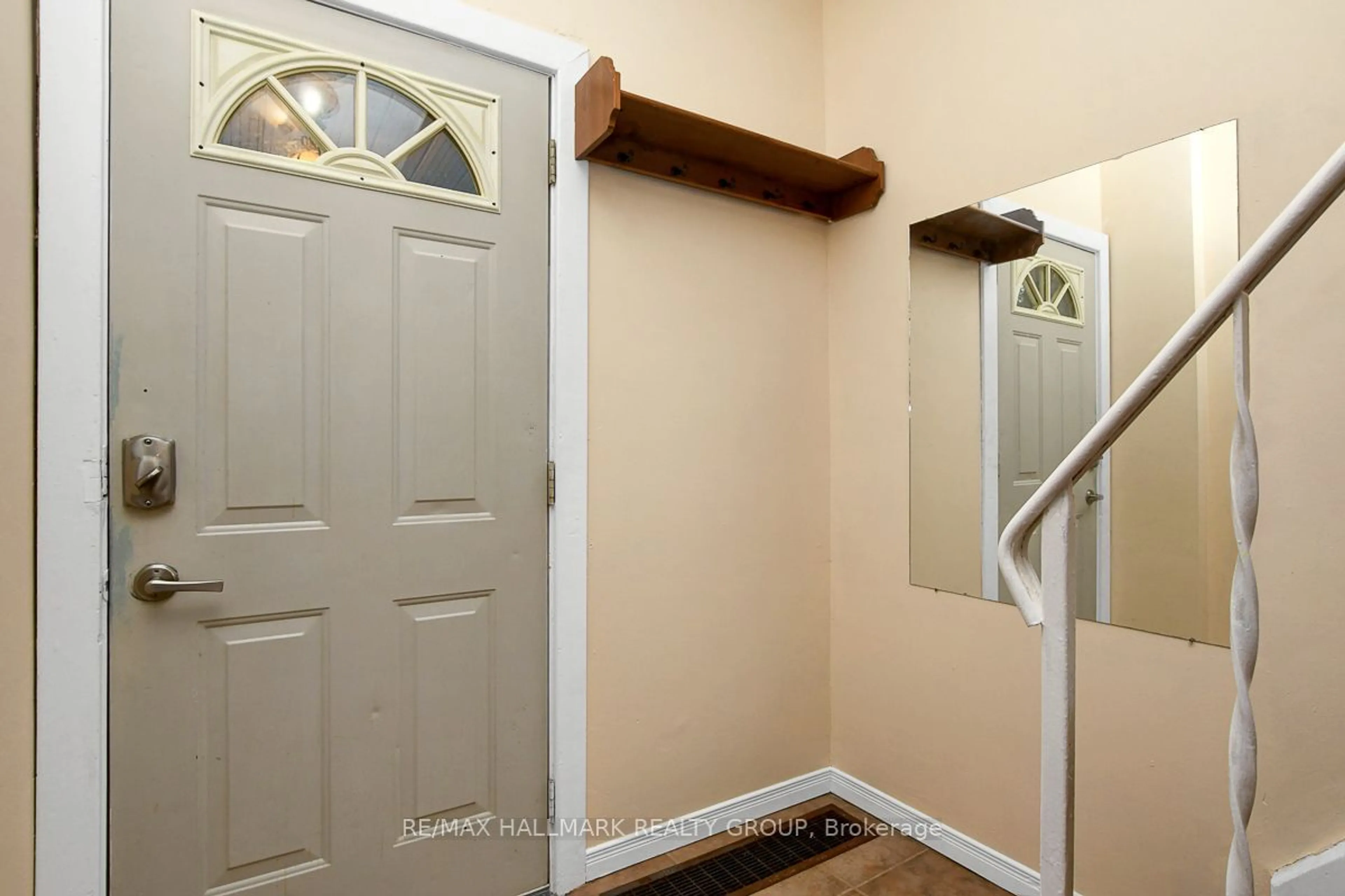 Indoor entryway for 518 Clarence St, Lower Town - Sandy Hill Ontario K1N 5S2