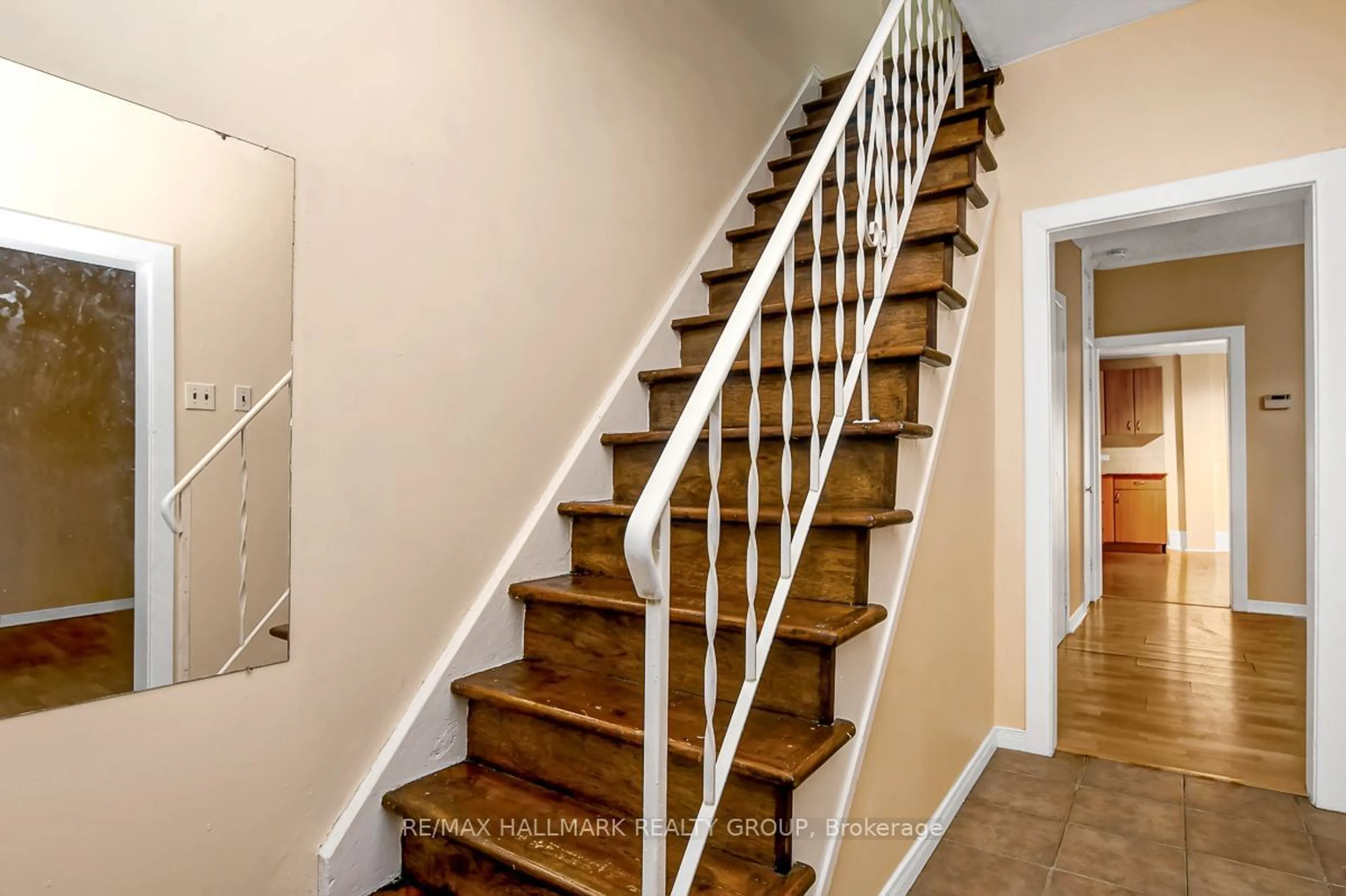 Stairs for 518 Clarence St, Lower Town - Sandy Hill Ontario K1N 5S2