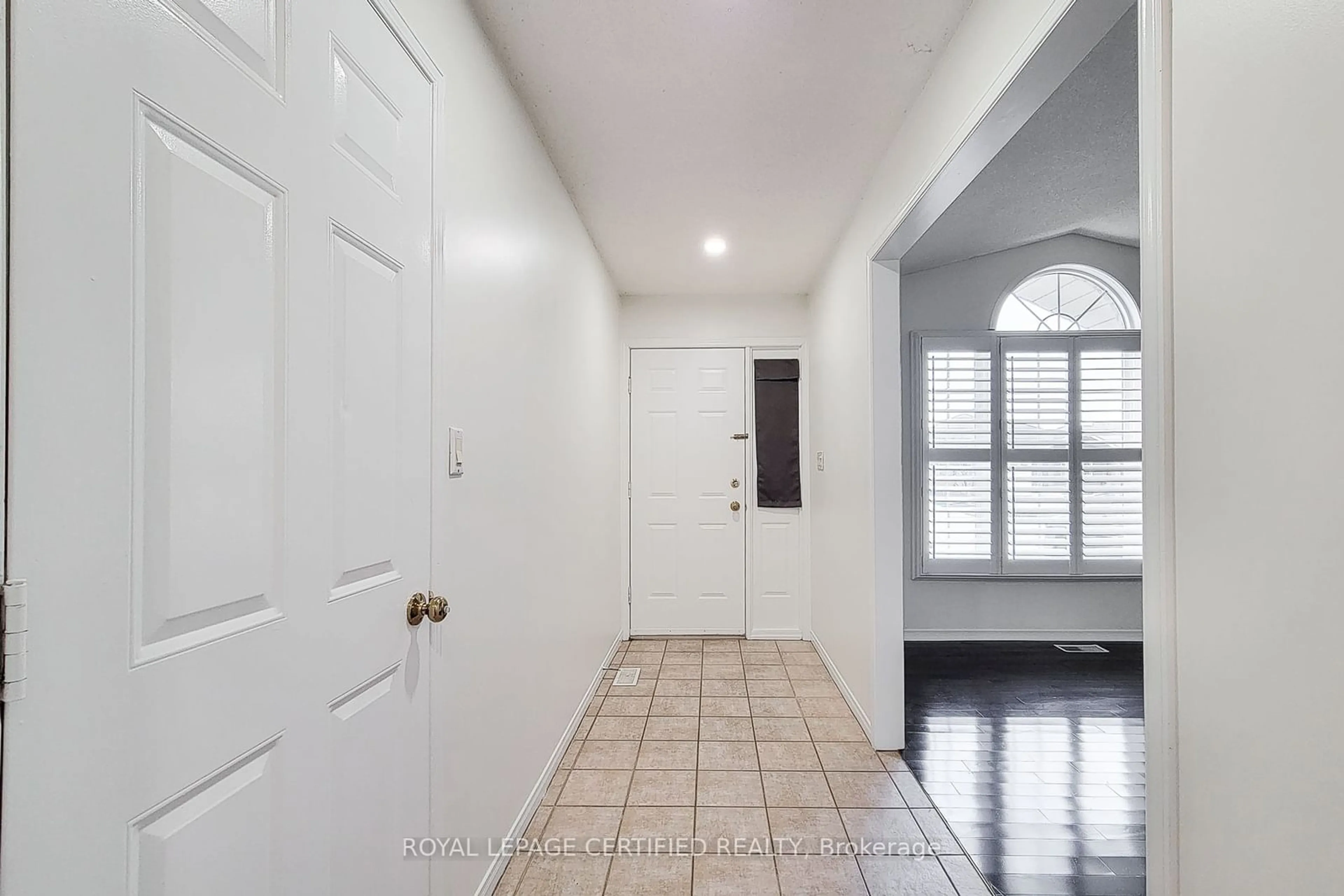 Indoor entryway for 482 Berkindale Dr, Hamilton Ontario L8E 5B6