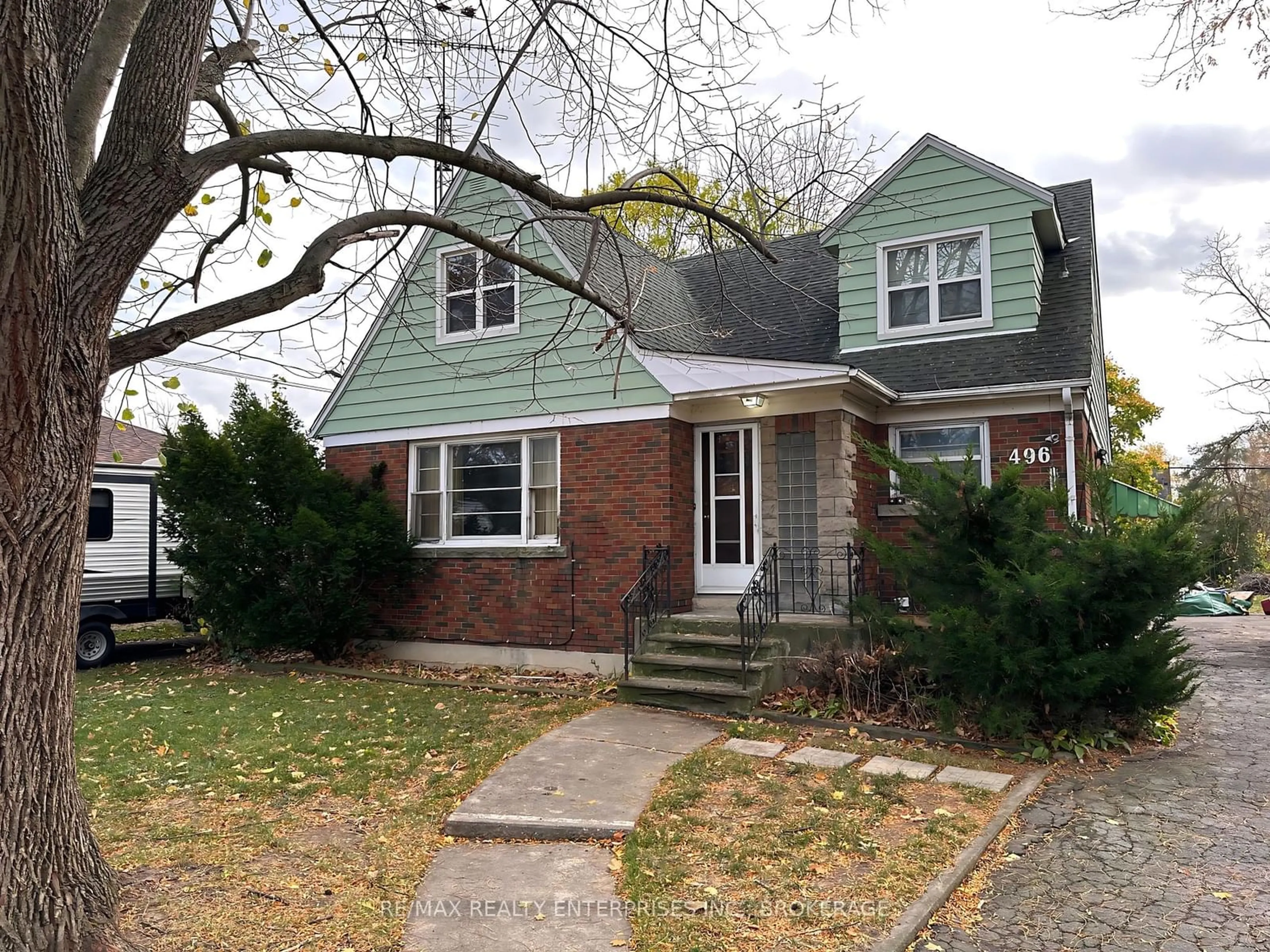 Home with brick exterior material, street for 496 Carlton St, St. Catharines Ontario L2M 4X3