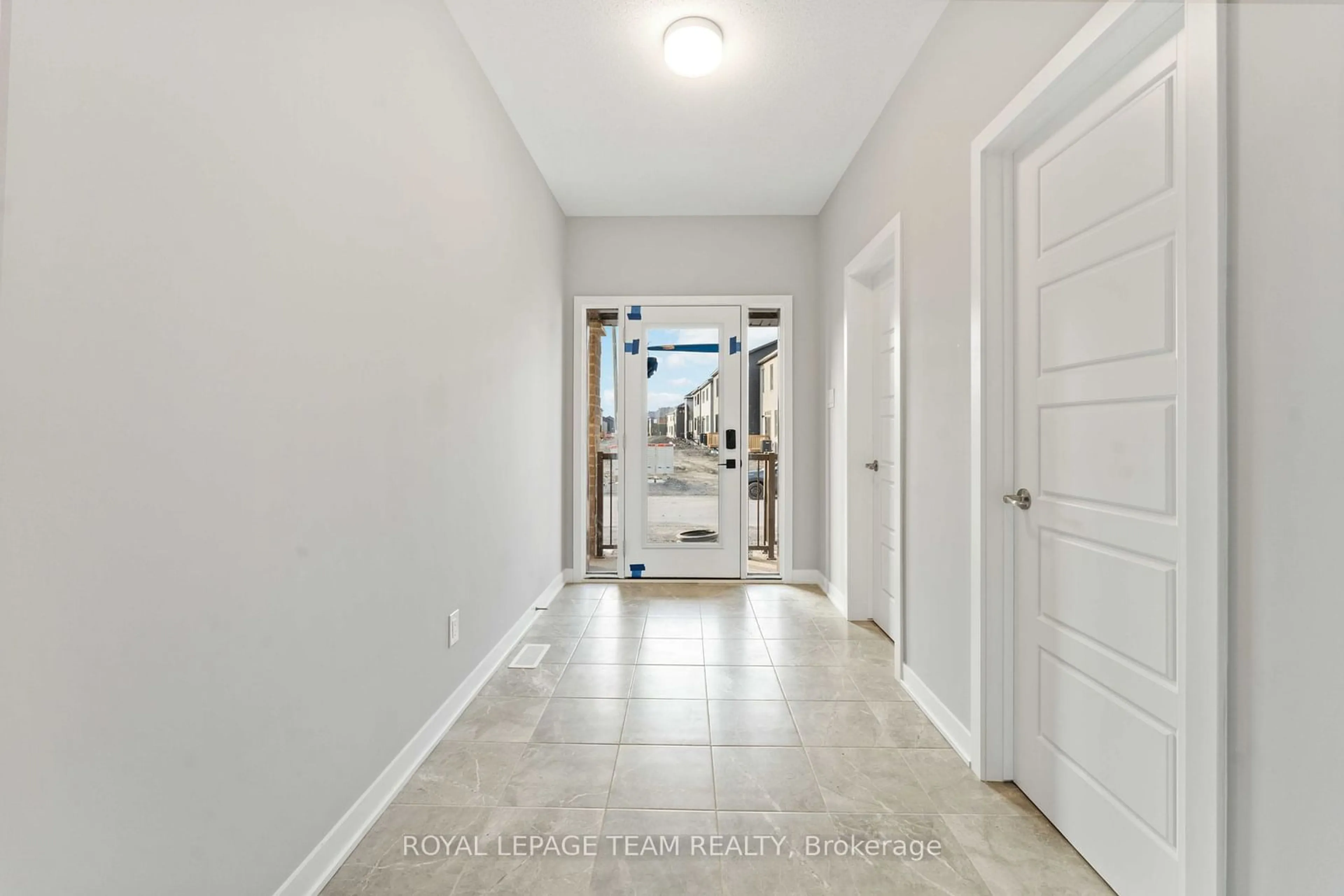 Indoor entryway for 667 FENWICK Way, Ottawa Ontario K2C 3H2