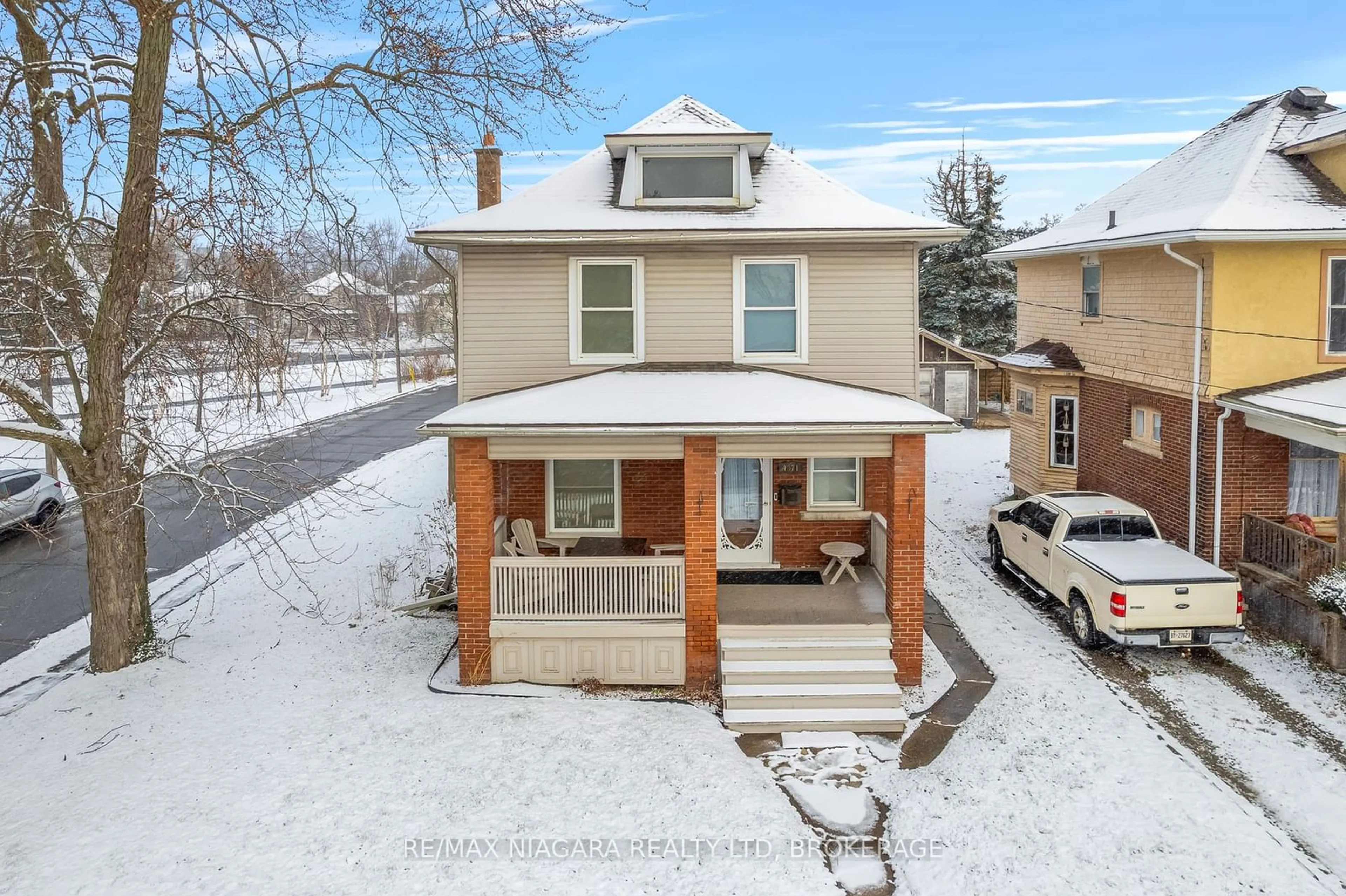 A pic from outside/outdoor area/front of a property/back of a property/a pic from drone, street for 4371 Bampfield St, Niagara Falls Ontario L2E 1G7