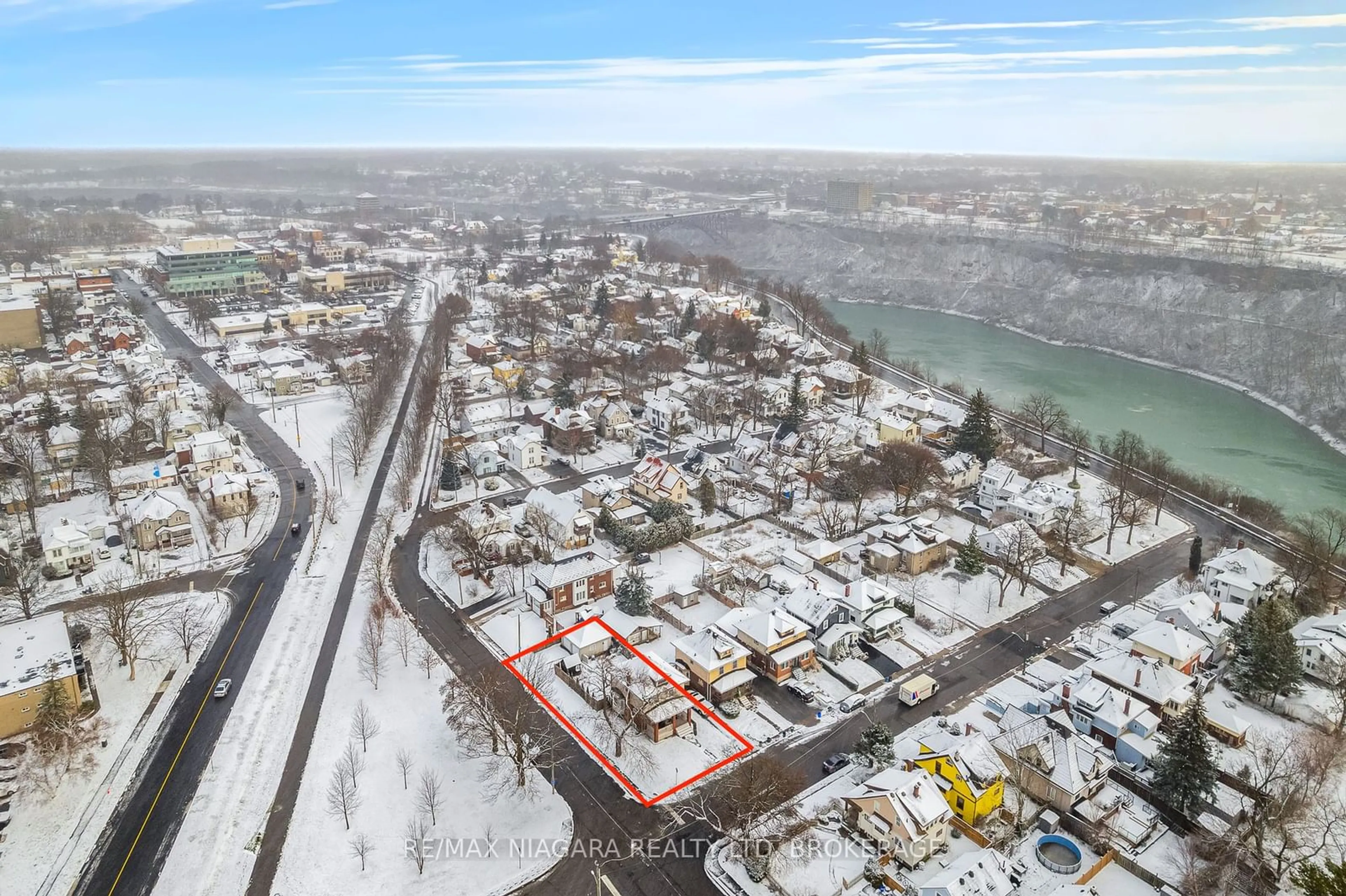 A pic from outside/outdoor area/front of a property/back of a property/a pic from drone, street for 4371 Bampfield St, Niagara Falls Ontario L2E 1G7