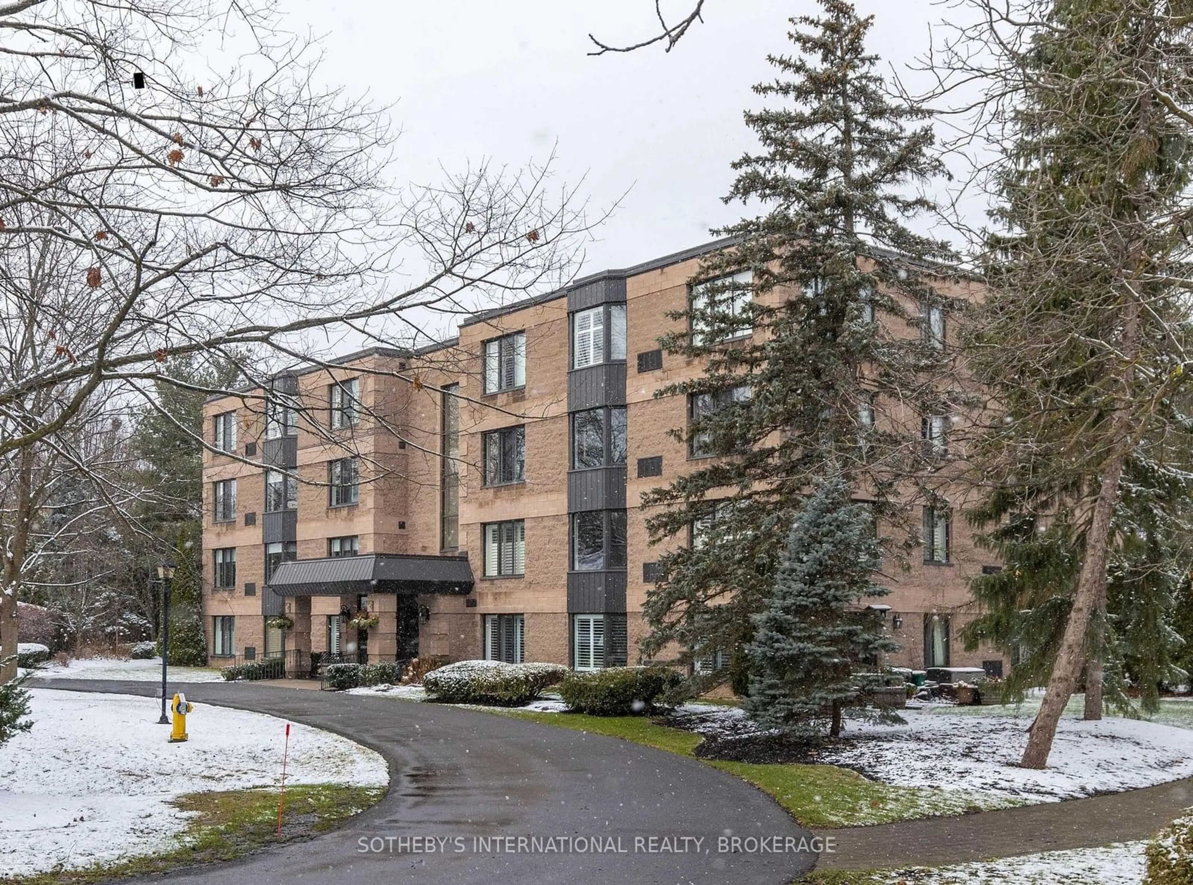 Indoor foyer for 61 Paffard St #403, Niagara-on-the-Lake Ontario L0S 1J0