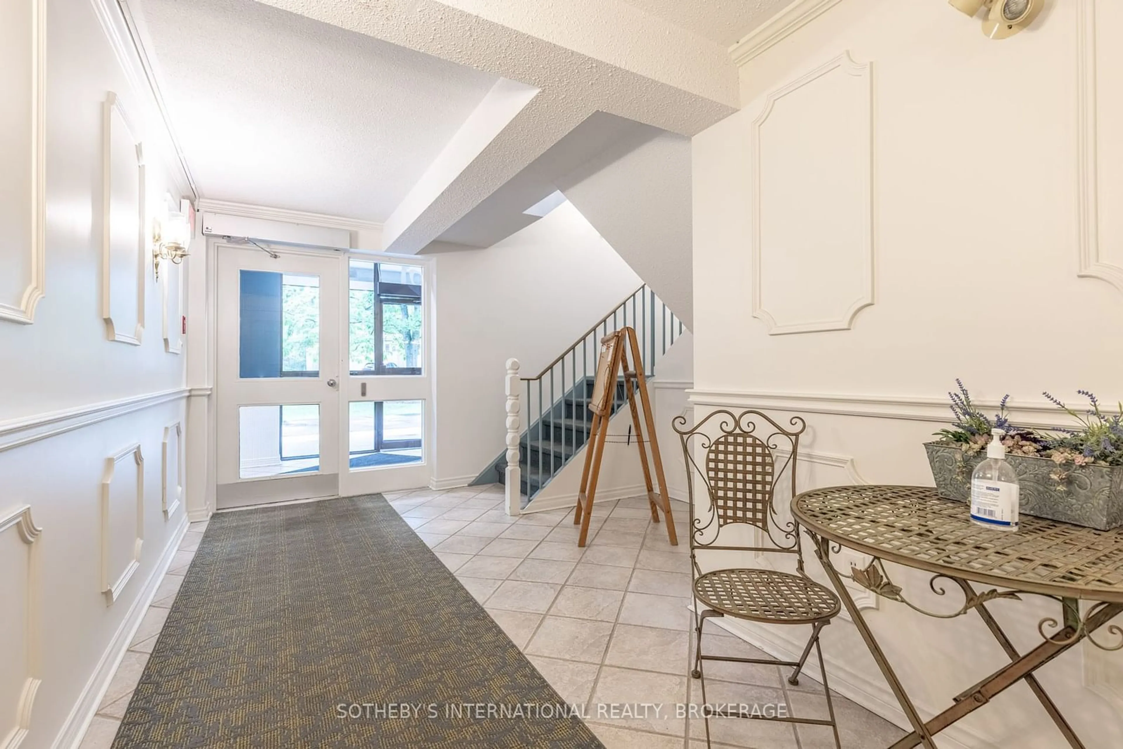 Indoor foyer for 61 Paffard St #403, Niagara-on-the-Lake Ontario L0S 1J0