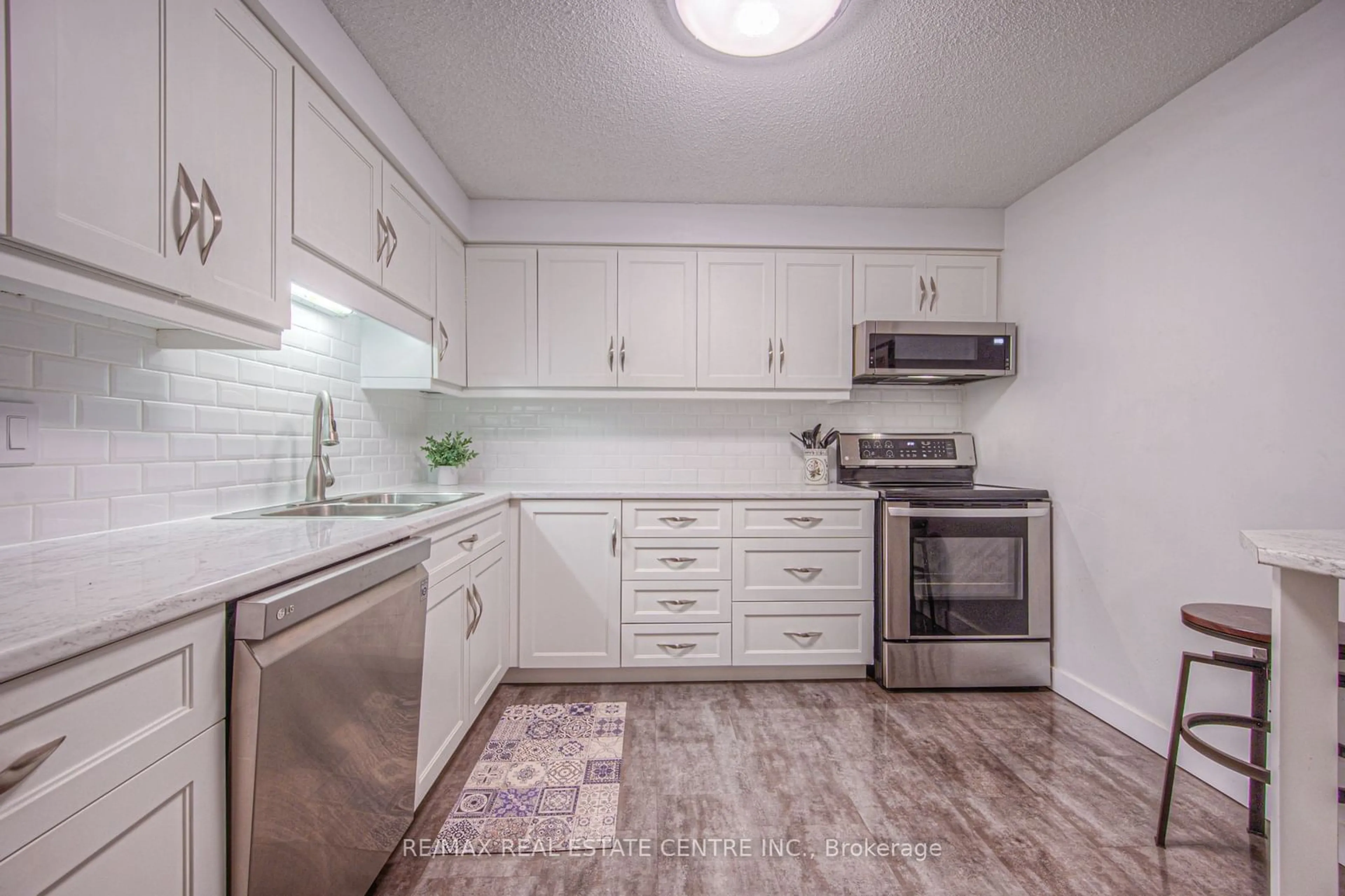 Standard kitchen, unknown for 55 Green Valley Dr #1806, Kitchener Ontario N2P 1Z6