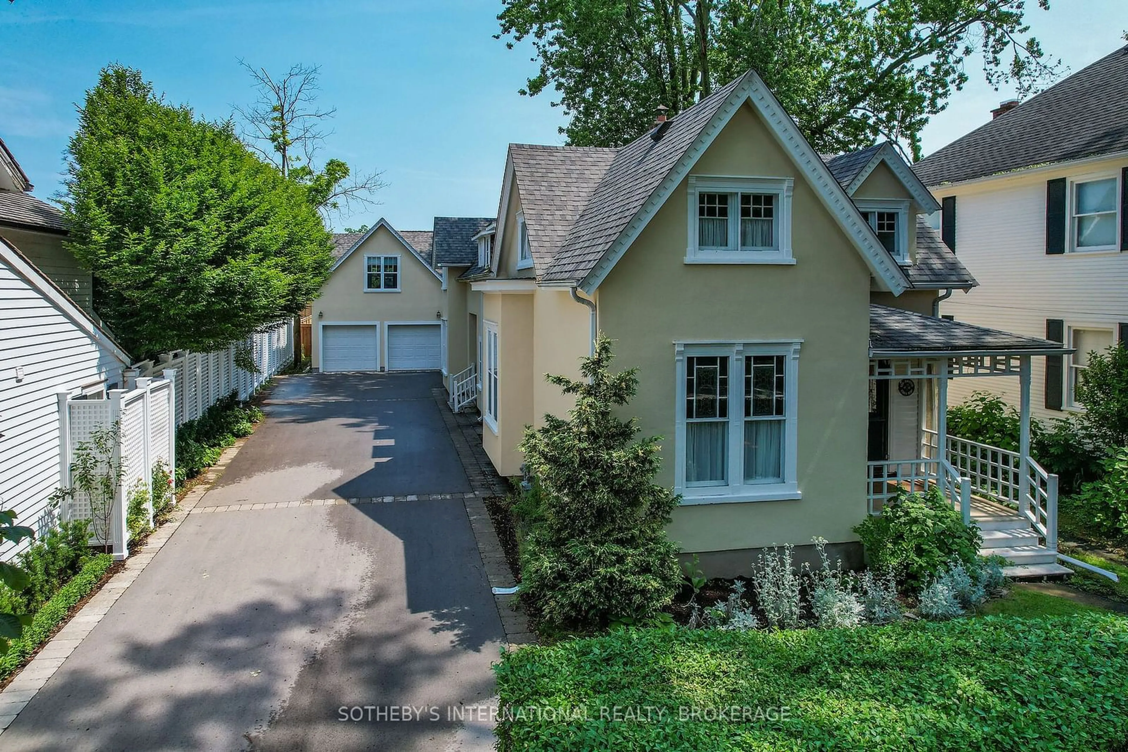 A pic from outside/outdoor area/front of a property/back of a property/a pic from drone, street for 129 JOHNSON St, Niagara-on-the-Lake Ontario L0S 1J0