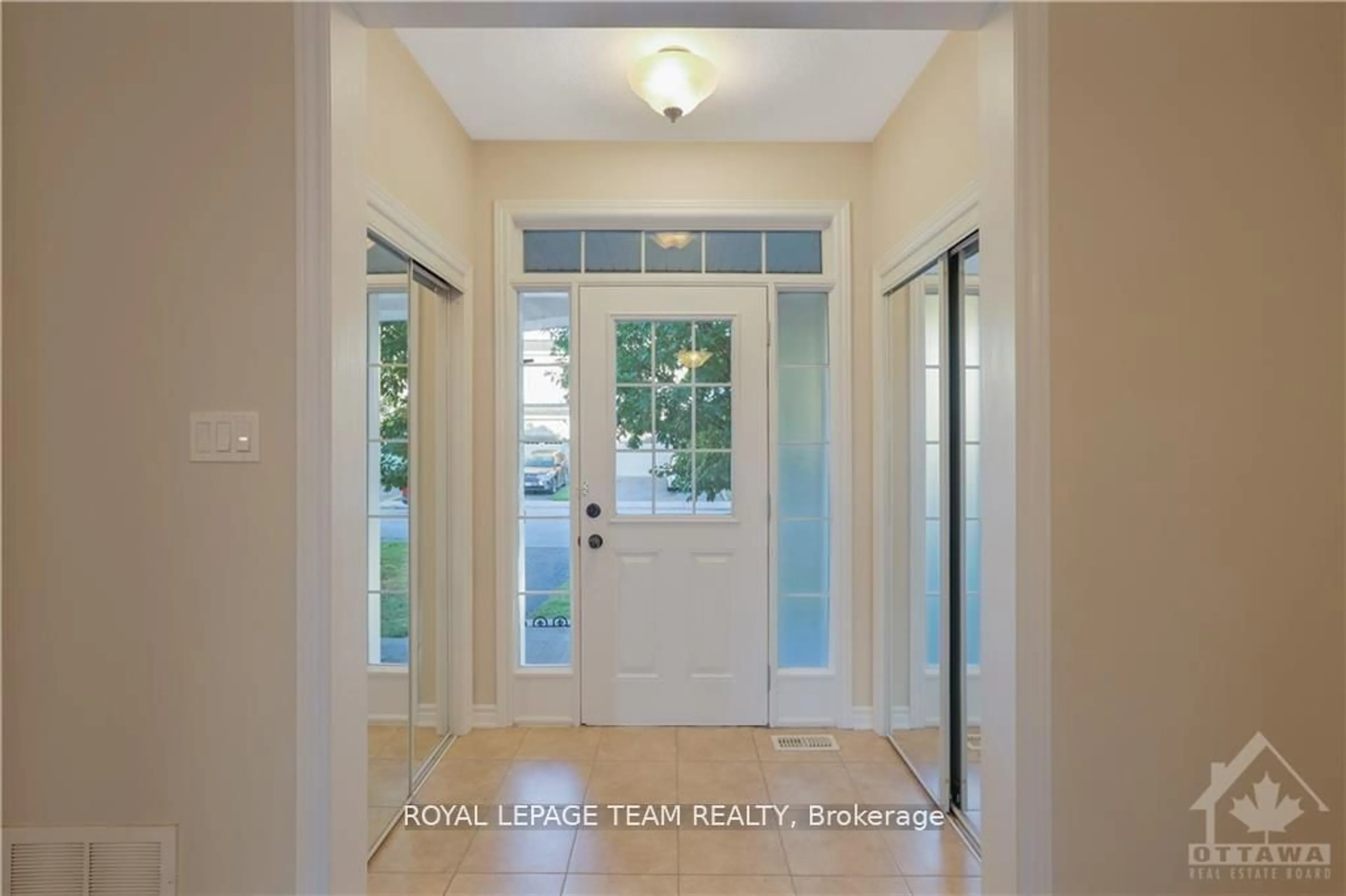 Indoor entryway for 405 BRIGATINE Ave, Stittsville - Munster - Richmond Ontario K2S 0P7