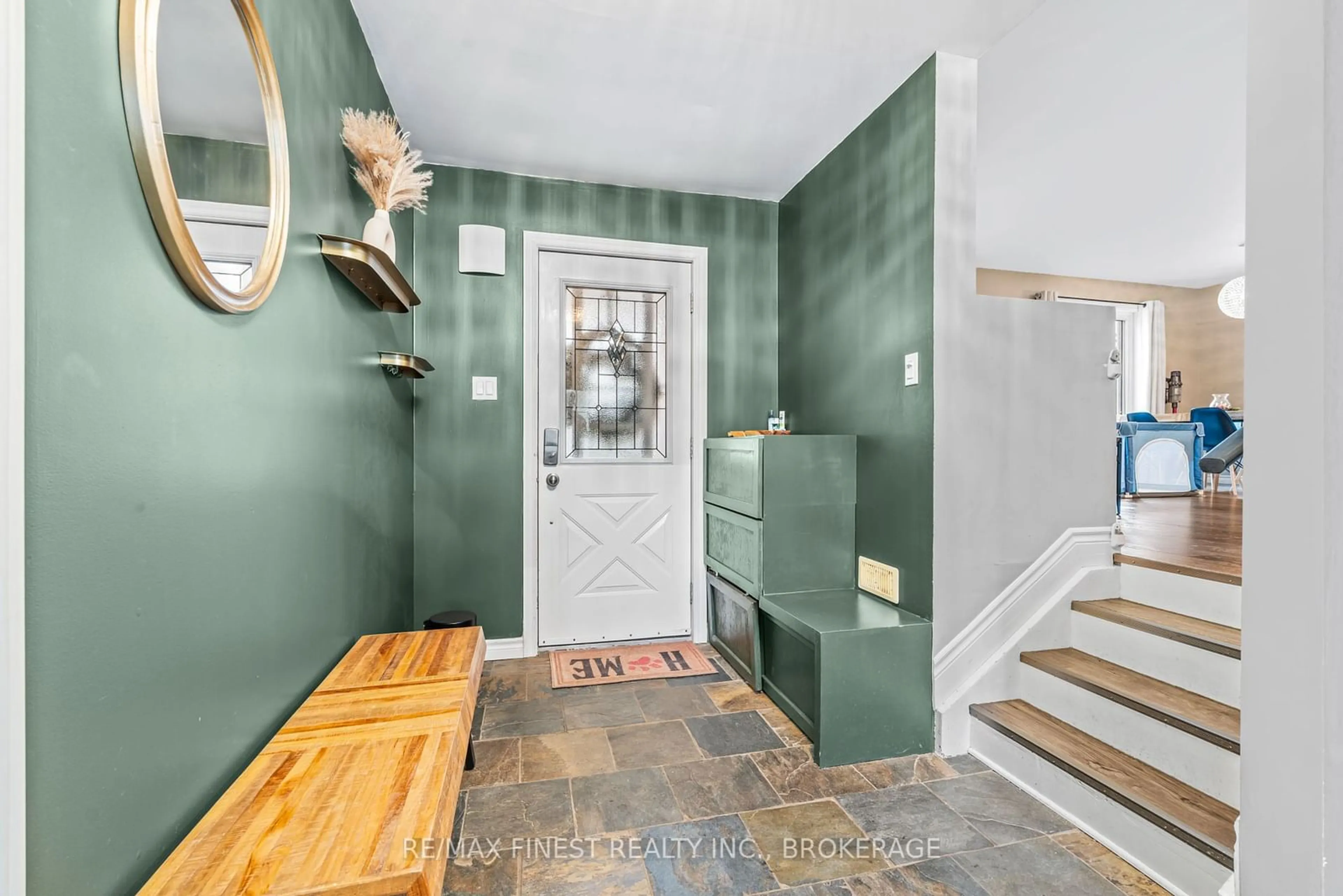 Indoor entryway for 1105 Dunham St, Kingston Ontario K7P 2K2