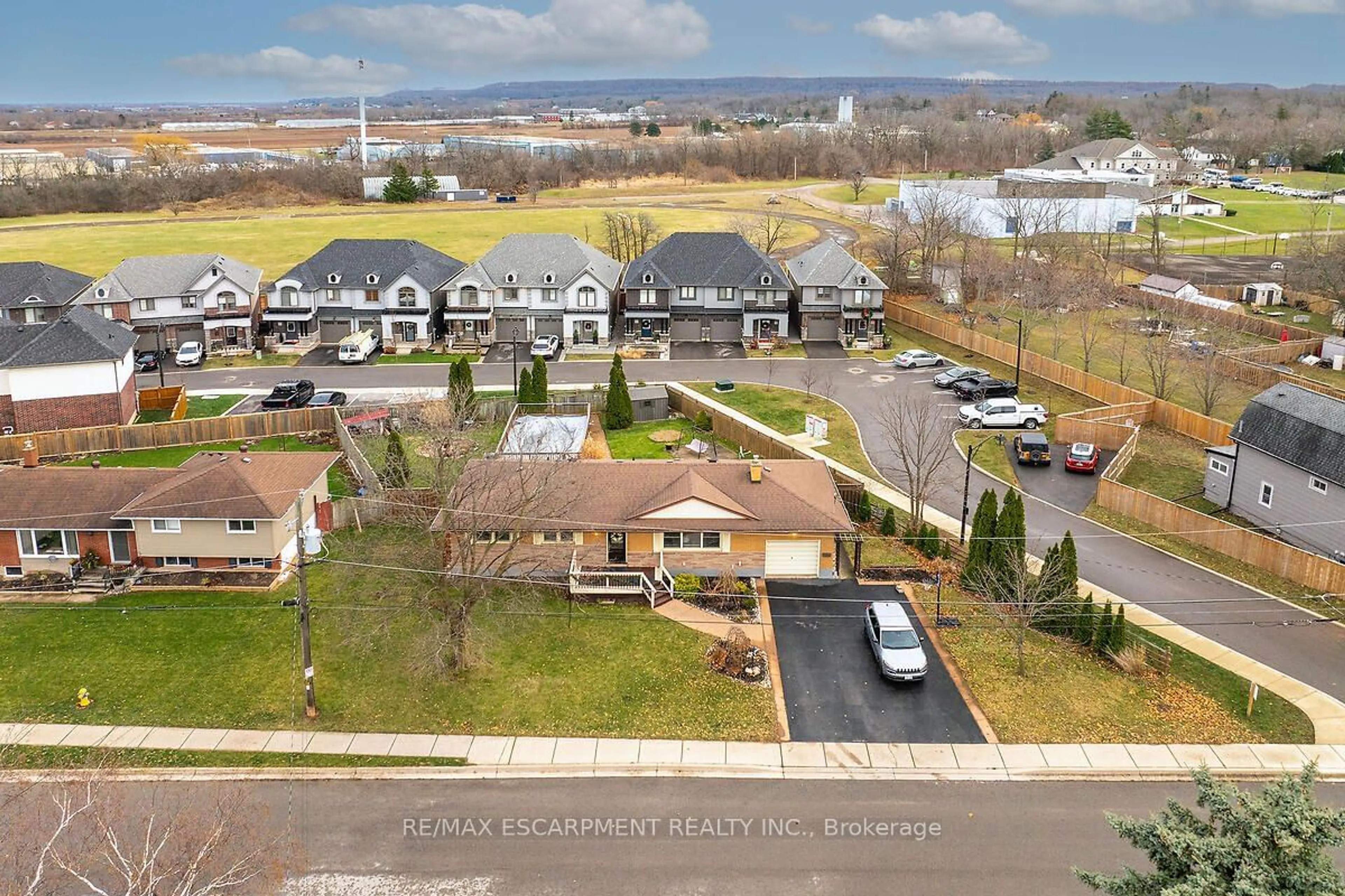 A pic from outside/outdoor area/front of a property/back of a property/a pic from drone, mountain view for 4299 East Ave, Lincoln Ontario L0R 1B6