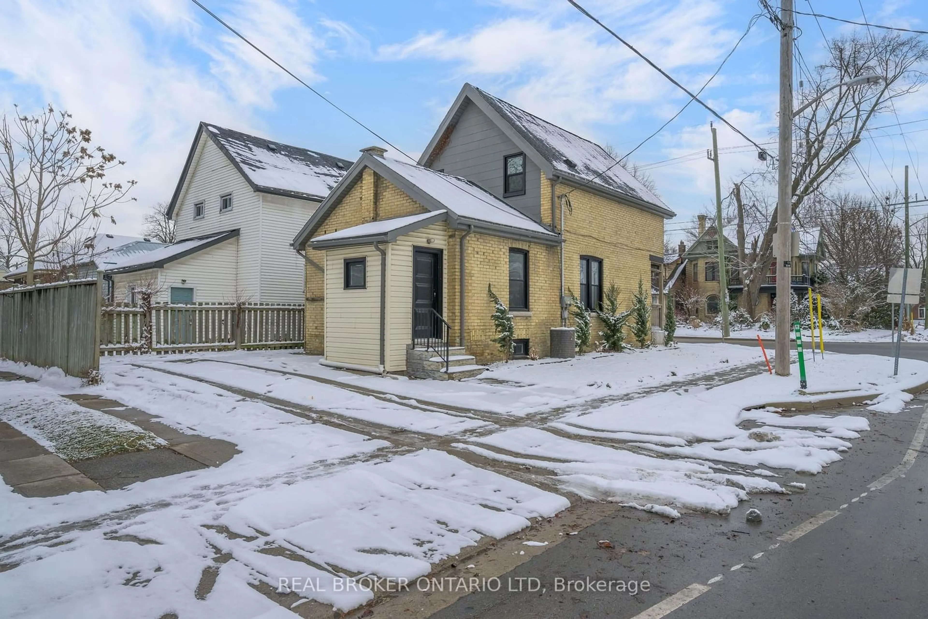 A pic from outside/outdoor area/front of a property/back of a property/a pic from drone, street for 453 Quebec St, London Ontario N5W 3Y4