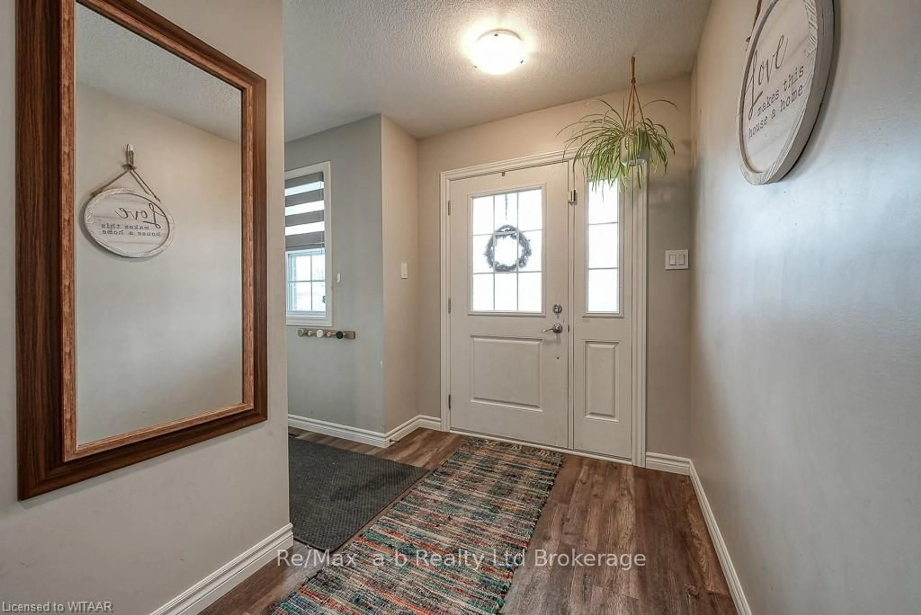 Indoor entryway for 28 MINLER STREET St #1, Ingersoll Ontario N5C 0A9