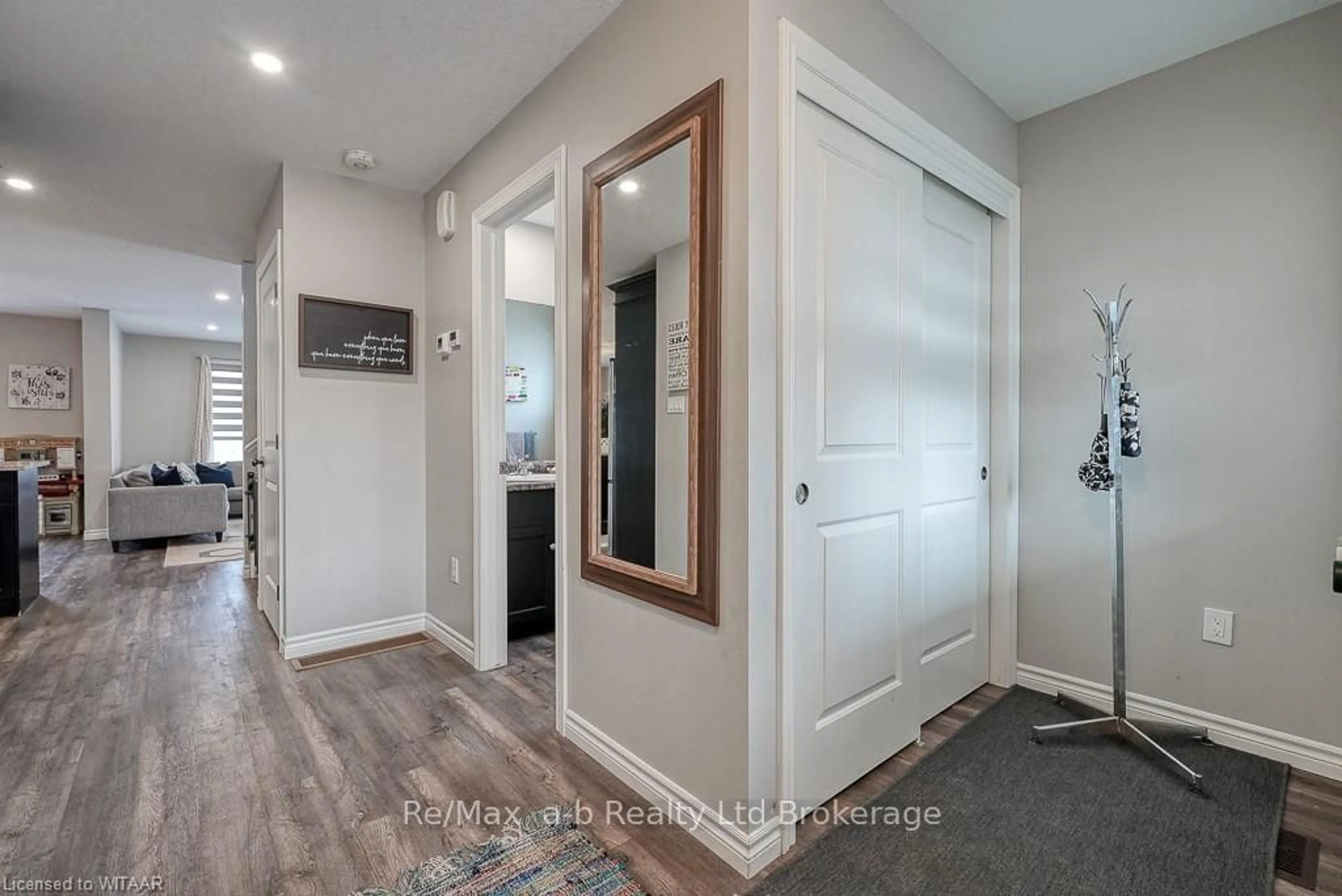 Indoor entryway for 28 MINLER STREET St #1, Ingersoll Ontario N5C 0A9