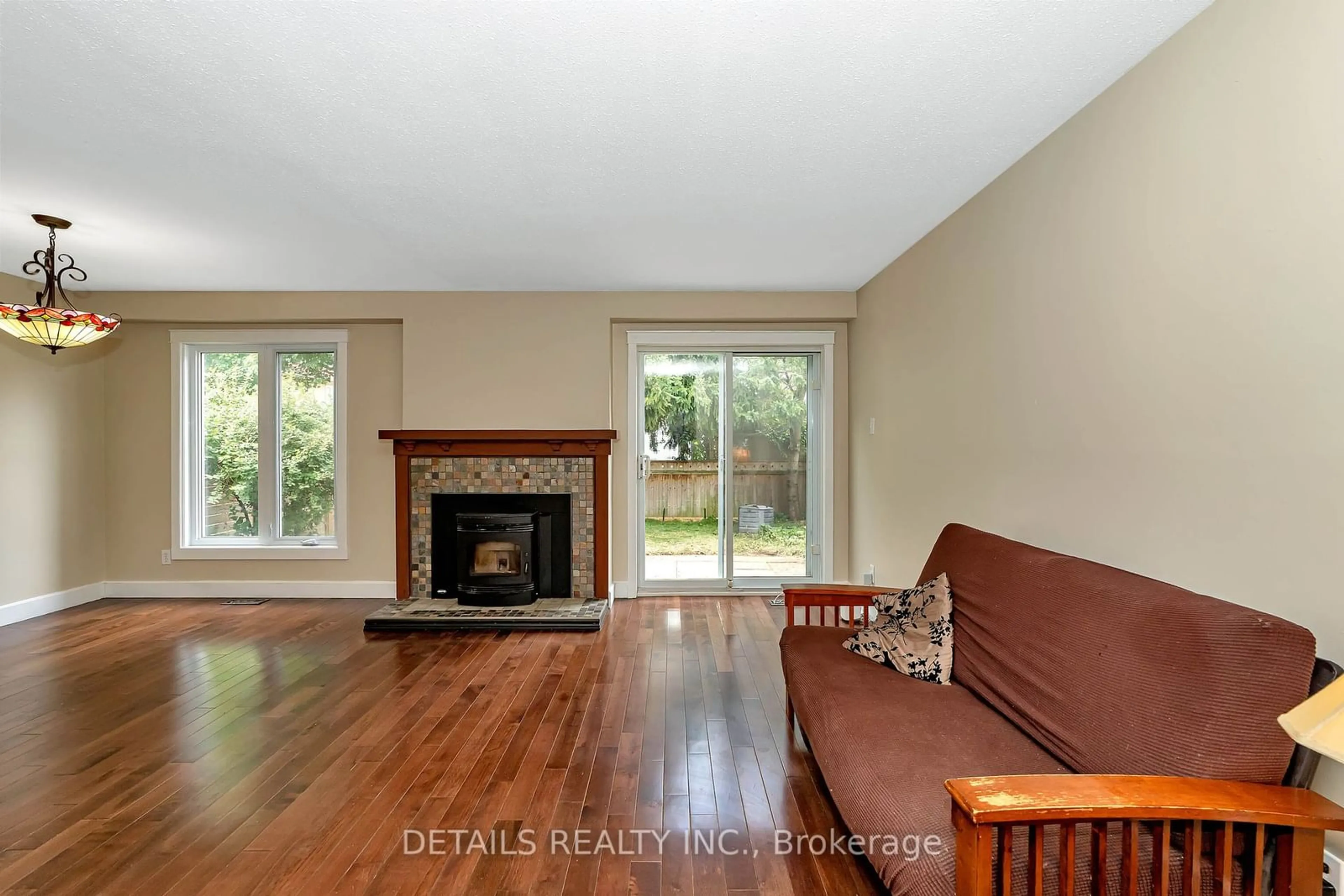 Living room with furniture, wood/laminate floor for 6085 Meadowhill Cres, Orleans - Convent Glen and Area Ontario K1C 5R8