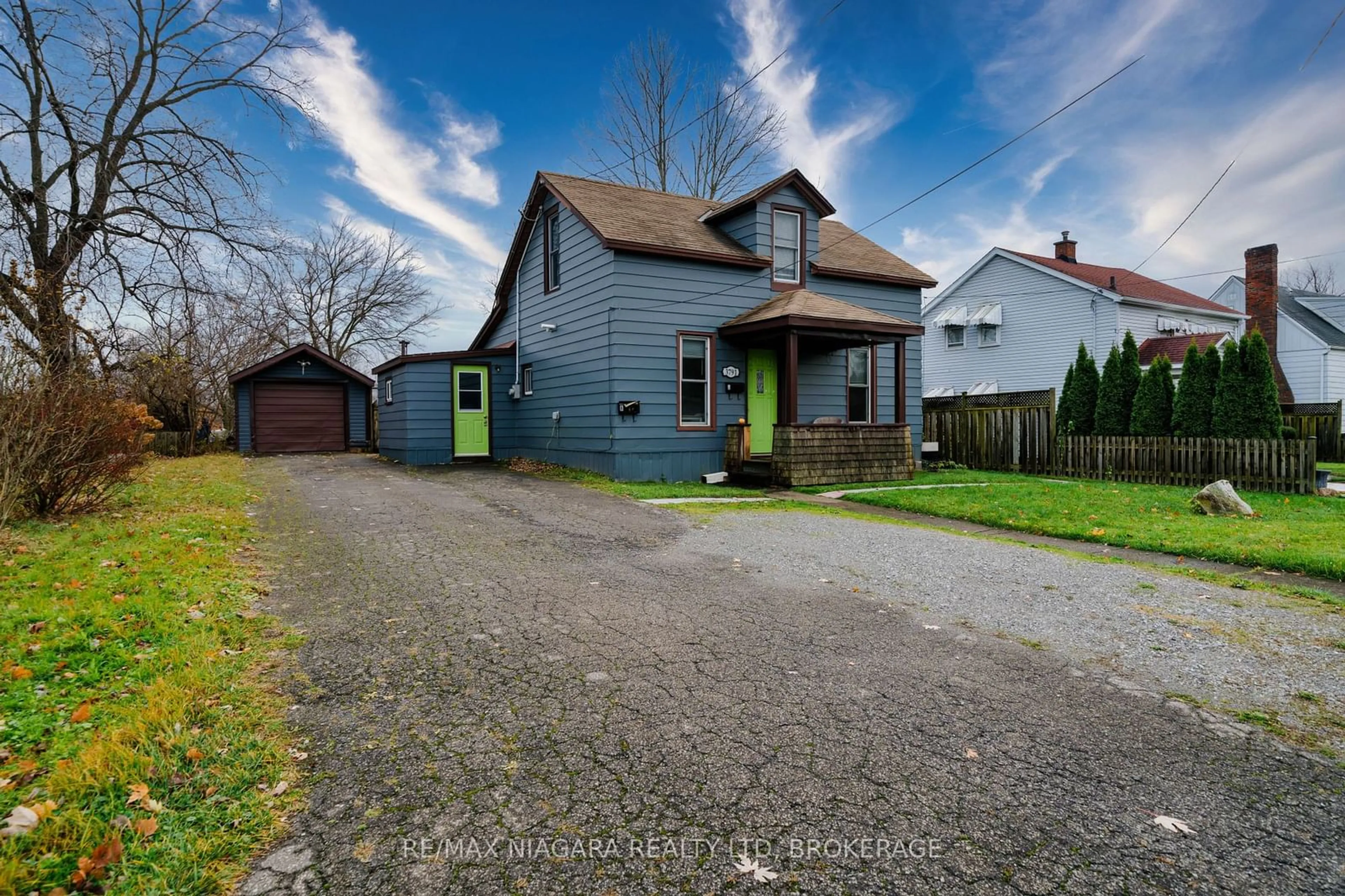 A pic from outside/outdoor area/front of a property/back of a property/a pic from drone, street for 3791 Keller St, Niagara Falls Ontario L2G 6C5