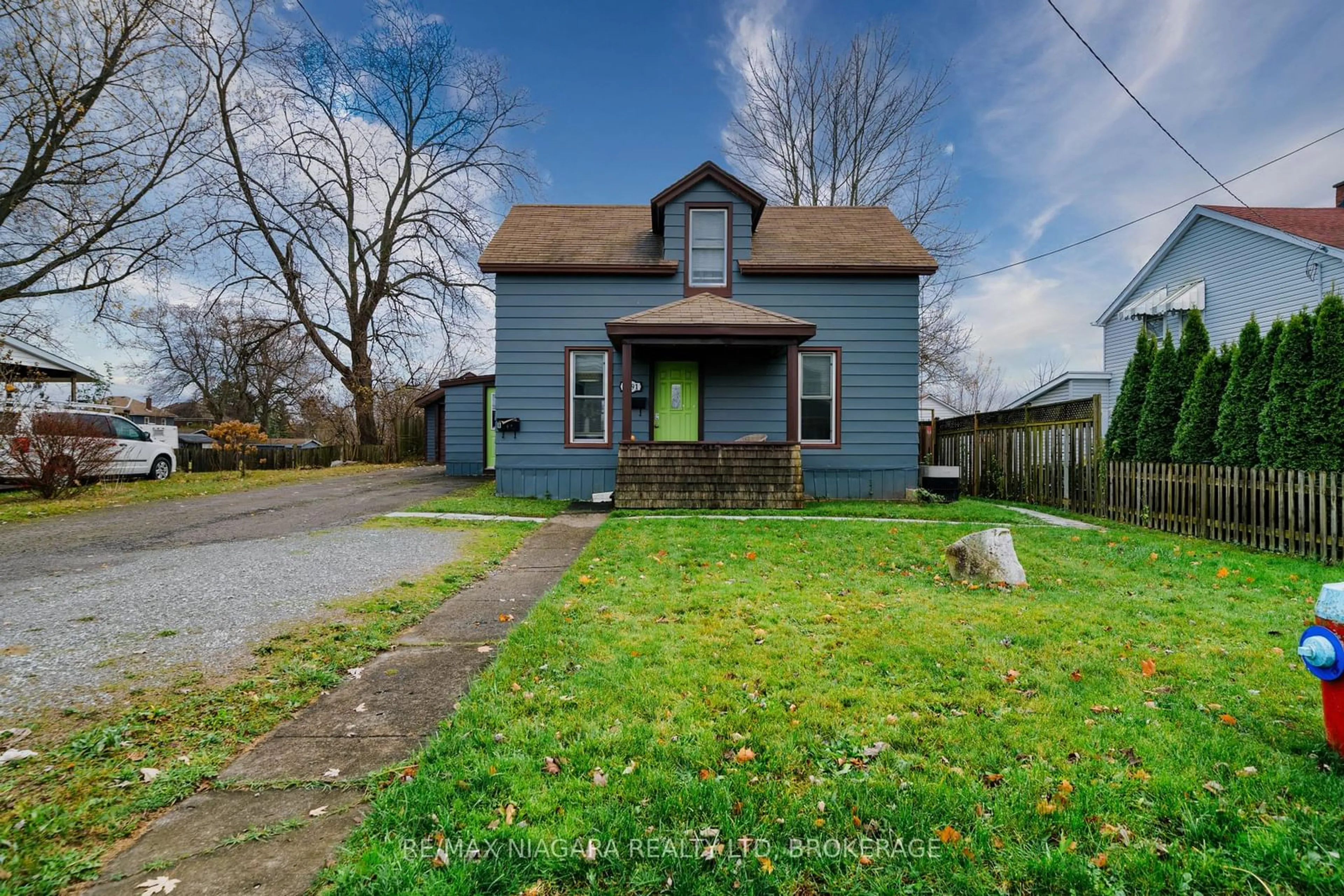 A pic from outside/outdoor area/front of a property/back of a property/a pic from drone, street for 3791 Keller St, Niagara Falls Ontario L2G 6C5