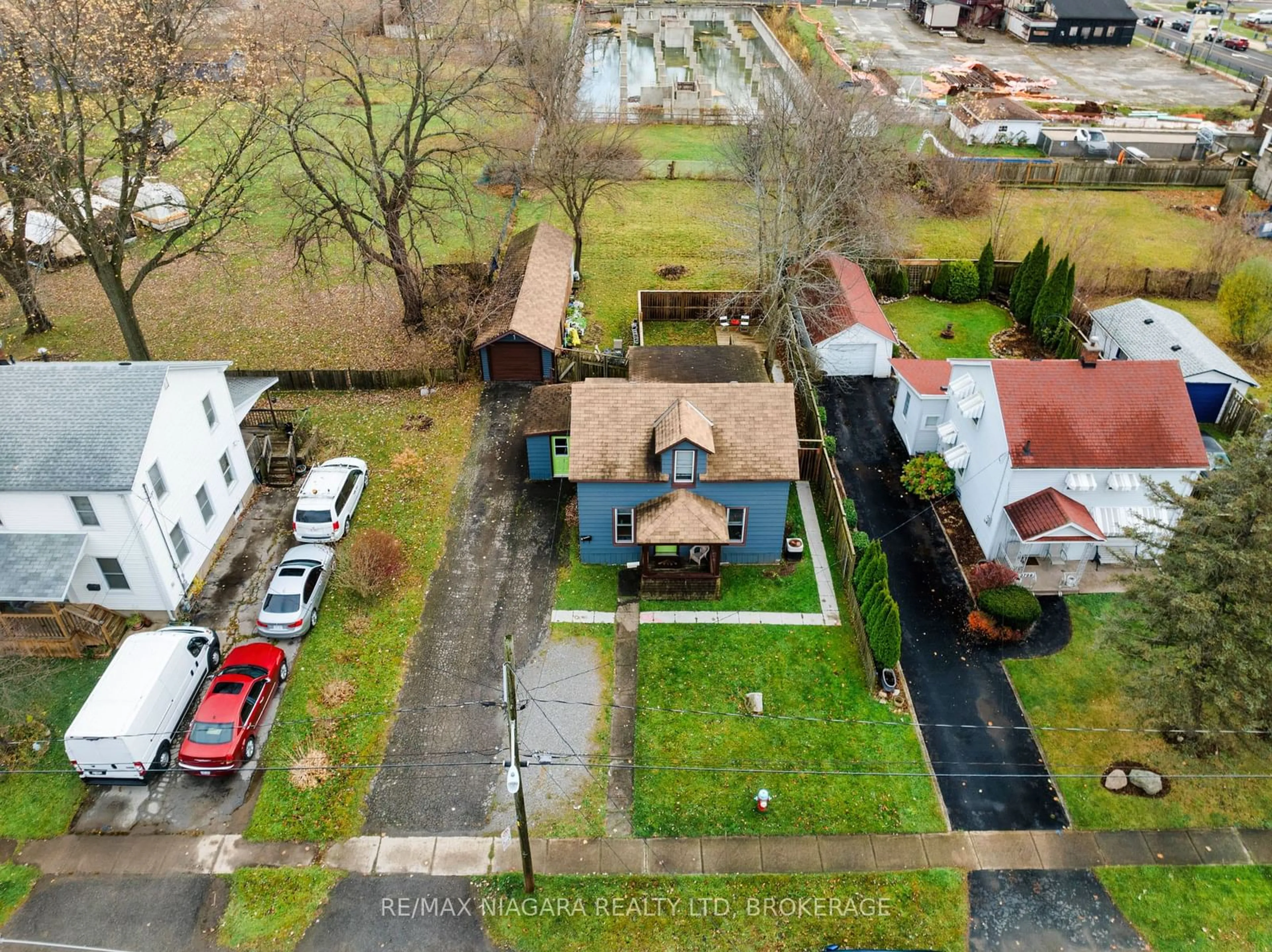 A pic from outside/outdoor area/front of a property/back of a property/a pic from drone, street for 3791 Keller St, Niagara Falls Ontario L2G 6C5